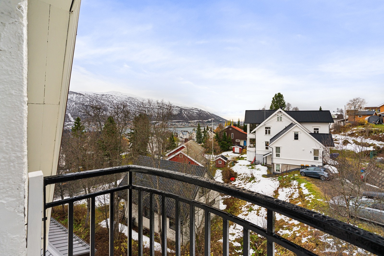 Huset ligger høyt og fritt med nydelig utsikt over byen og fjorden, omgitt av et etablert og attraktivt nabolag. Galleribilde
