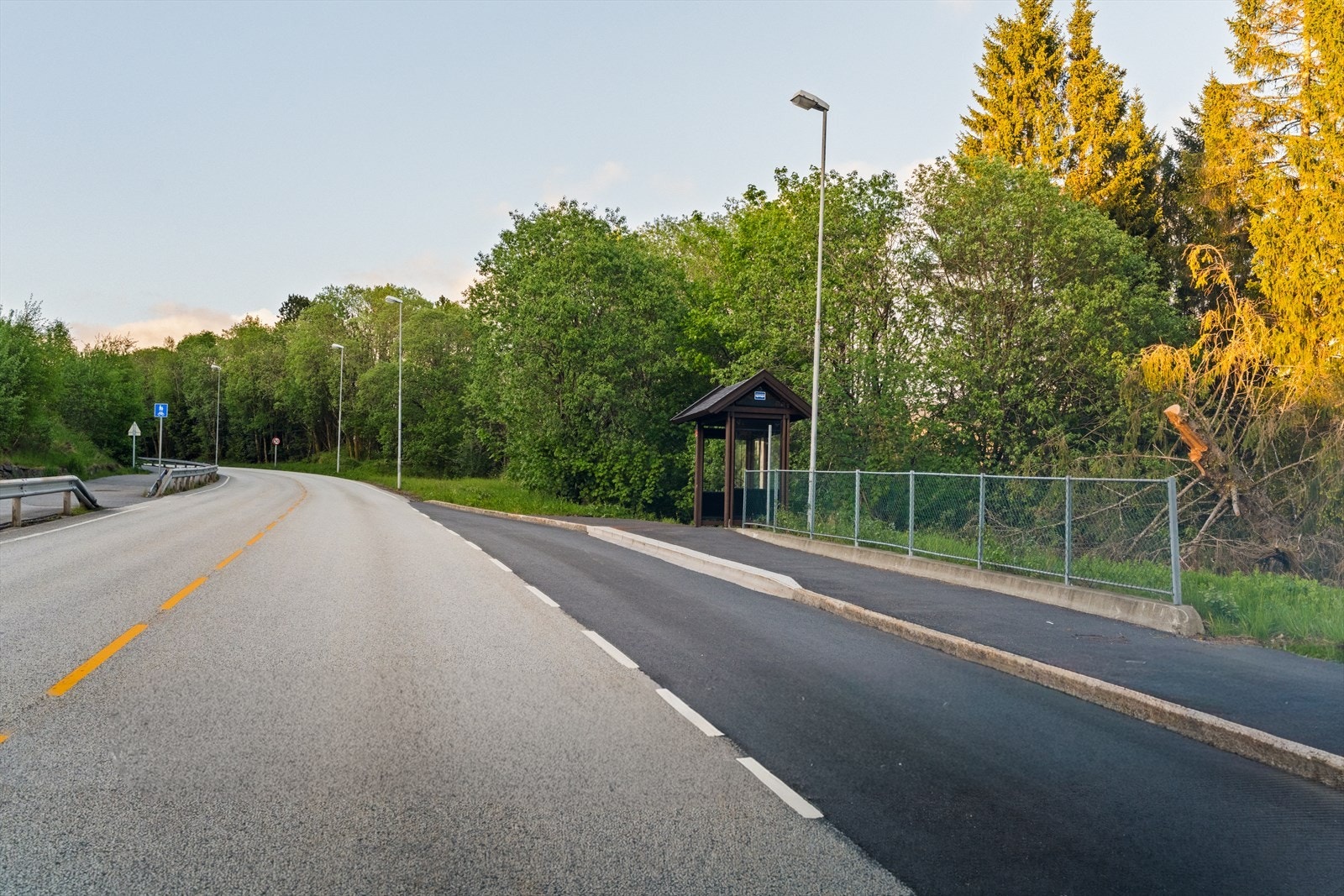 Umiddelbar nærhet til busstopp betjent av linje 16 i retning Bergen sentrum og Nesttun Galleribilde