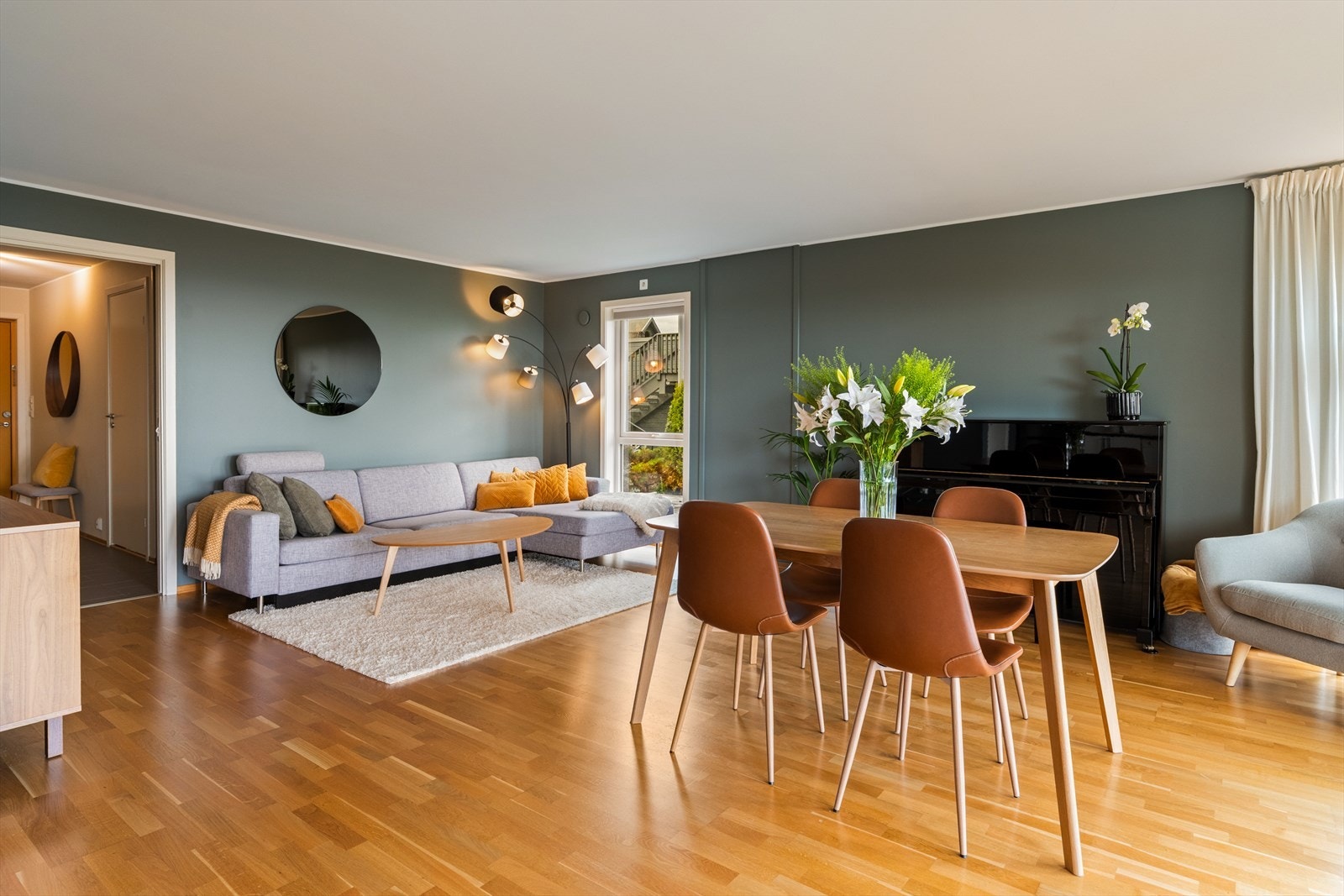 Stuen har en fin utforming som gjør det enkelt å innrede både med sofa- og spisegruppe Galleribilde