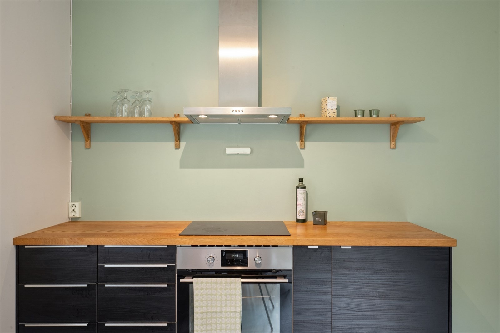 Kjøkkenet består av et IKEA kjøkken fra 2017 med laminat benkeplaten. Det er oppvaskmaskin, induksjonstopp, stekeovn, vannstoppsystem og komfyrvakt. Galleribilde