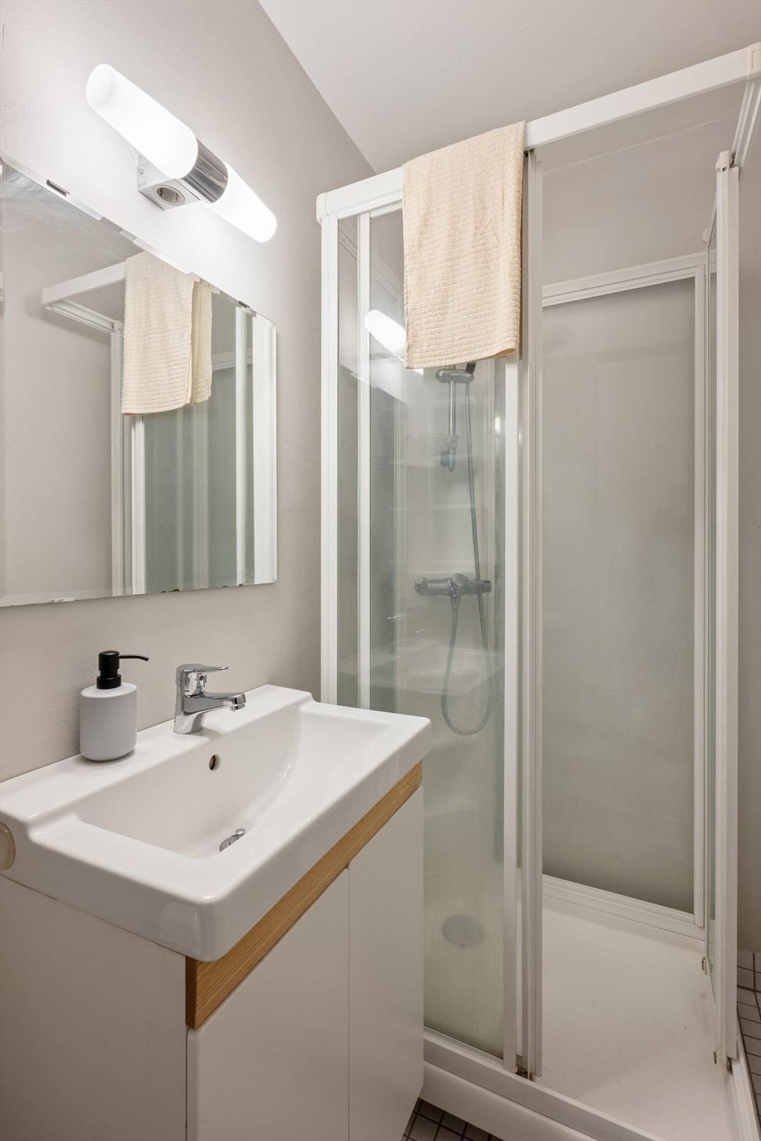 Badet består av flislagt gulv, toalett, servat med speil og overlys, malte murvegger. Galleribilde
