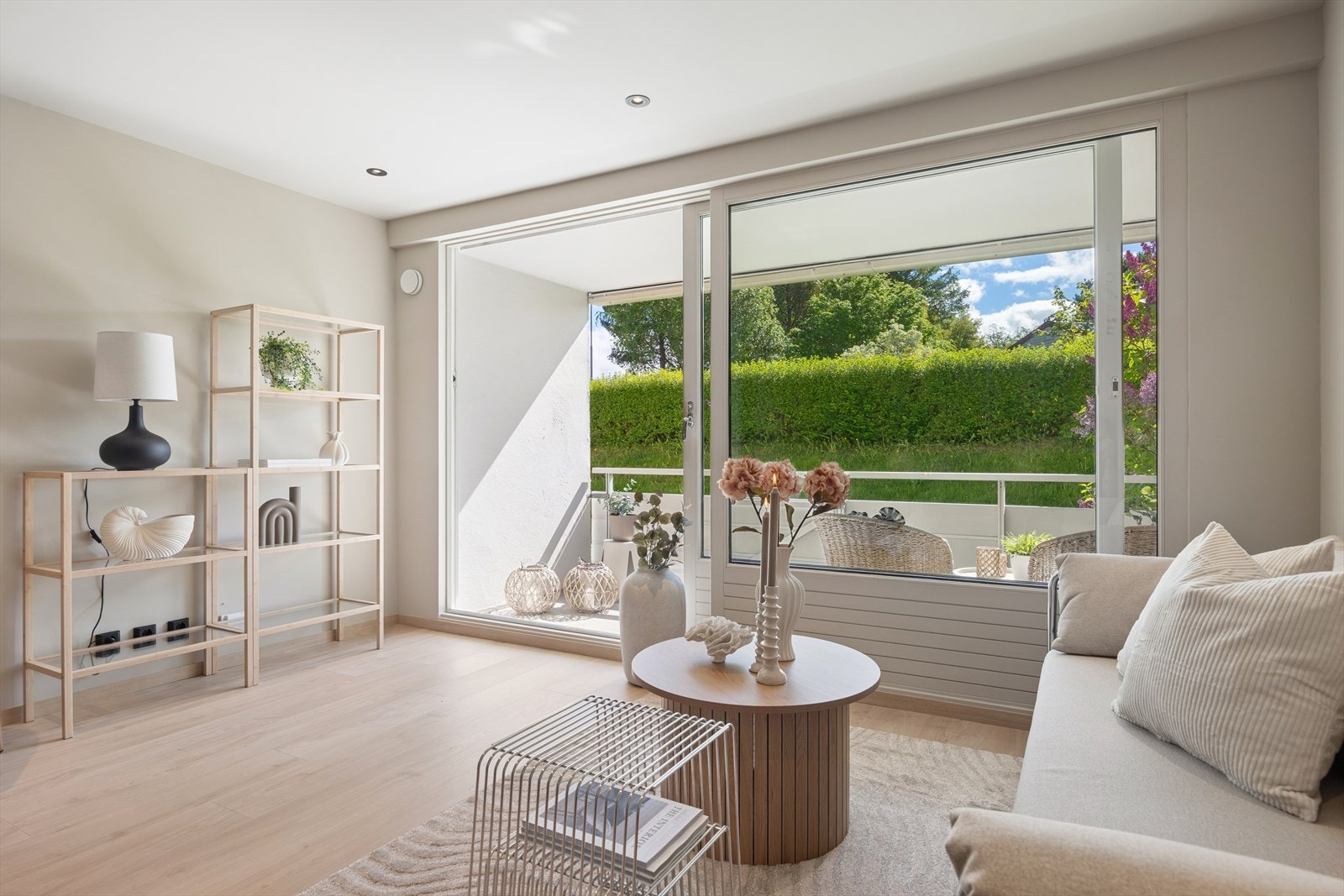 Store vindusflater på stue med heve-skyvedør til den overbygde balkongen. Galleribilde