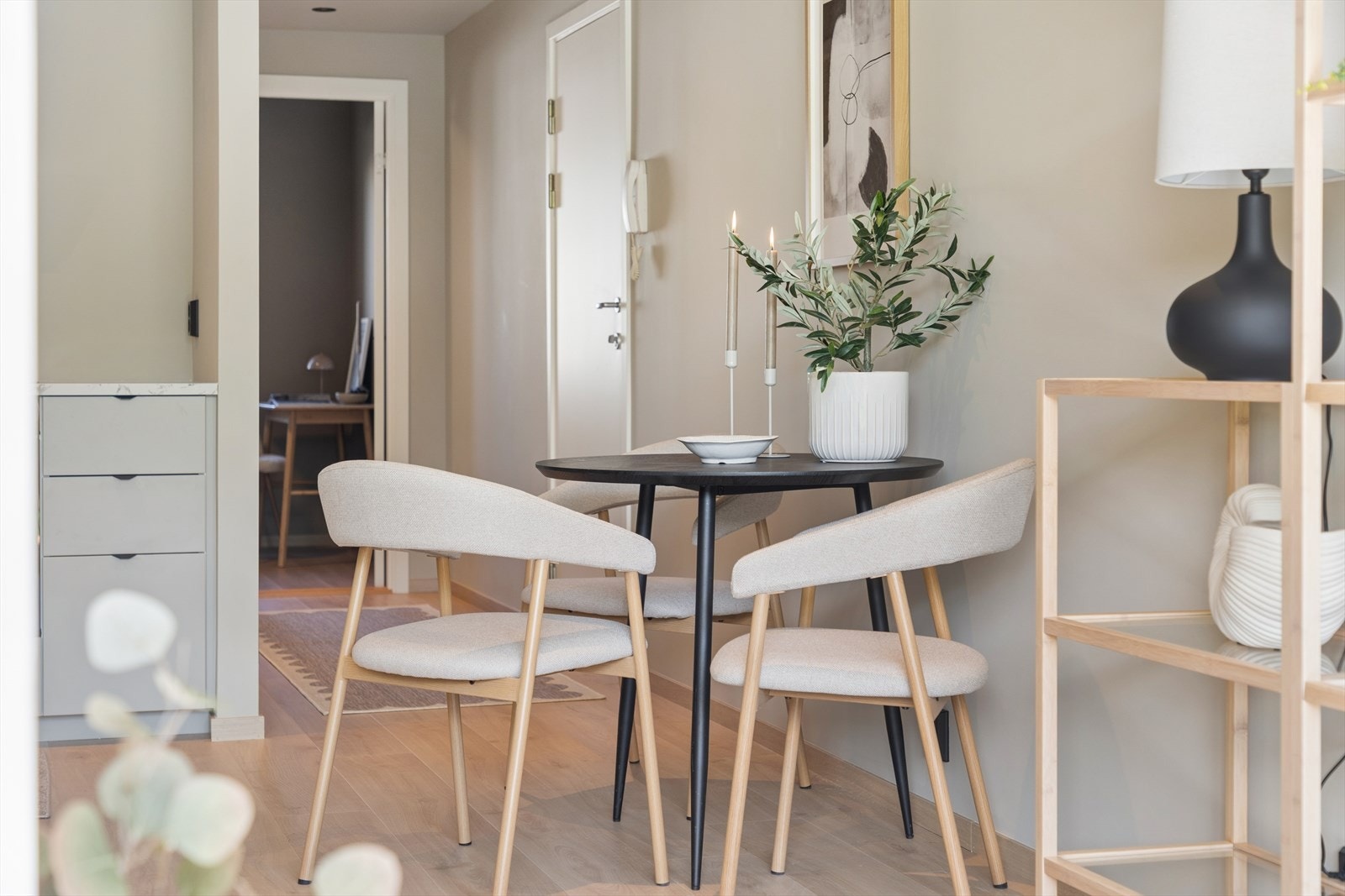 God utnyttelse av plassen i leiligheten gir mulighet for spiseplass. Galleribilde