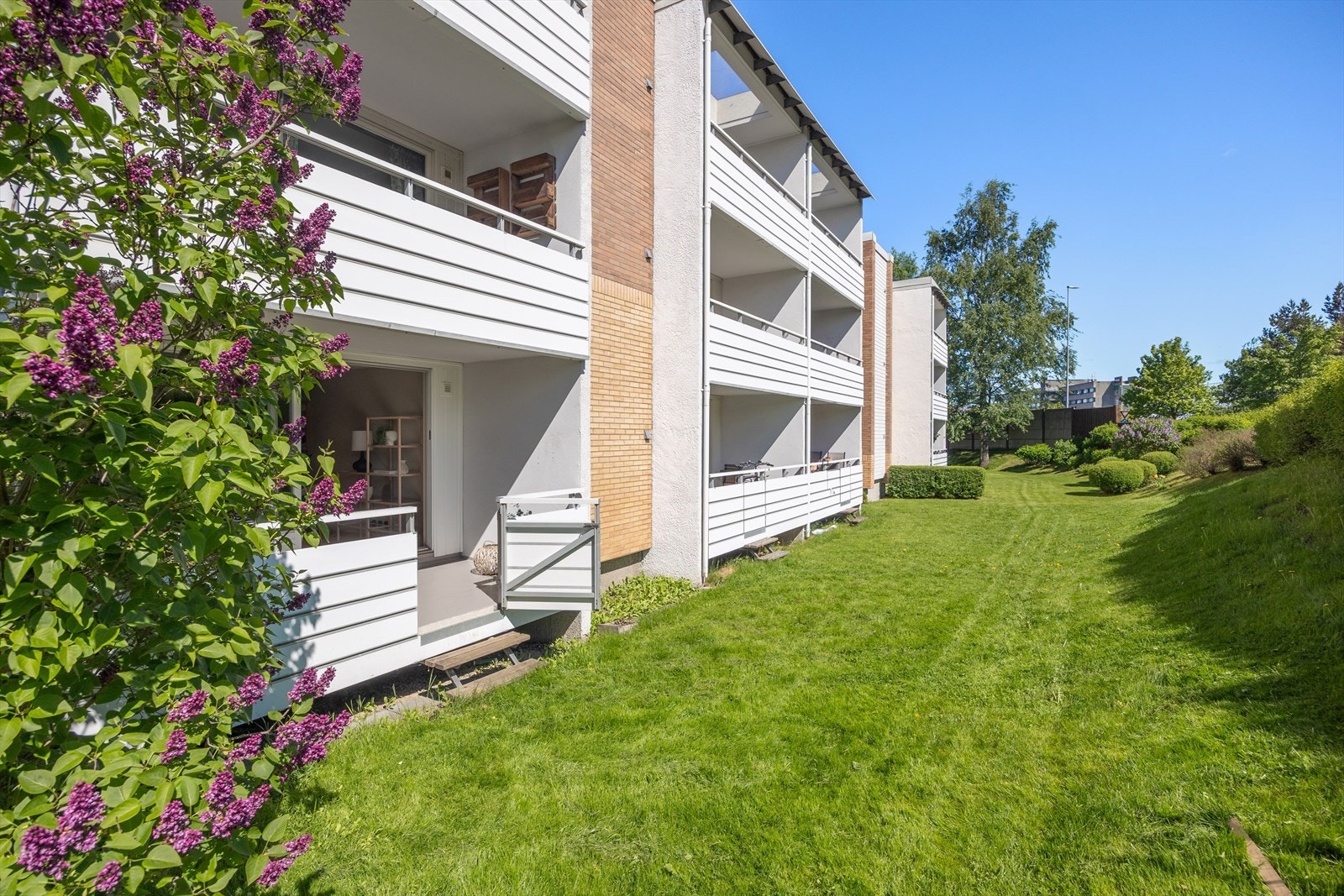 Leiligheten ligger i byggets 1.etg med begrenset innsyn og nedgang til felles grøntareal fra den overbygde balkongen. Galleribilde