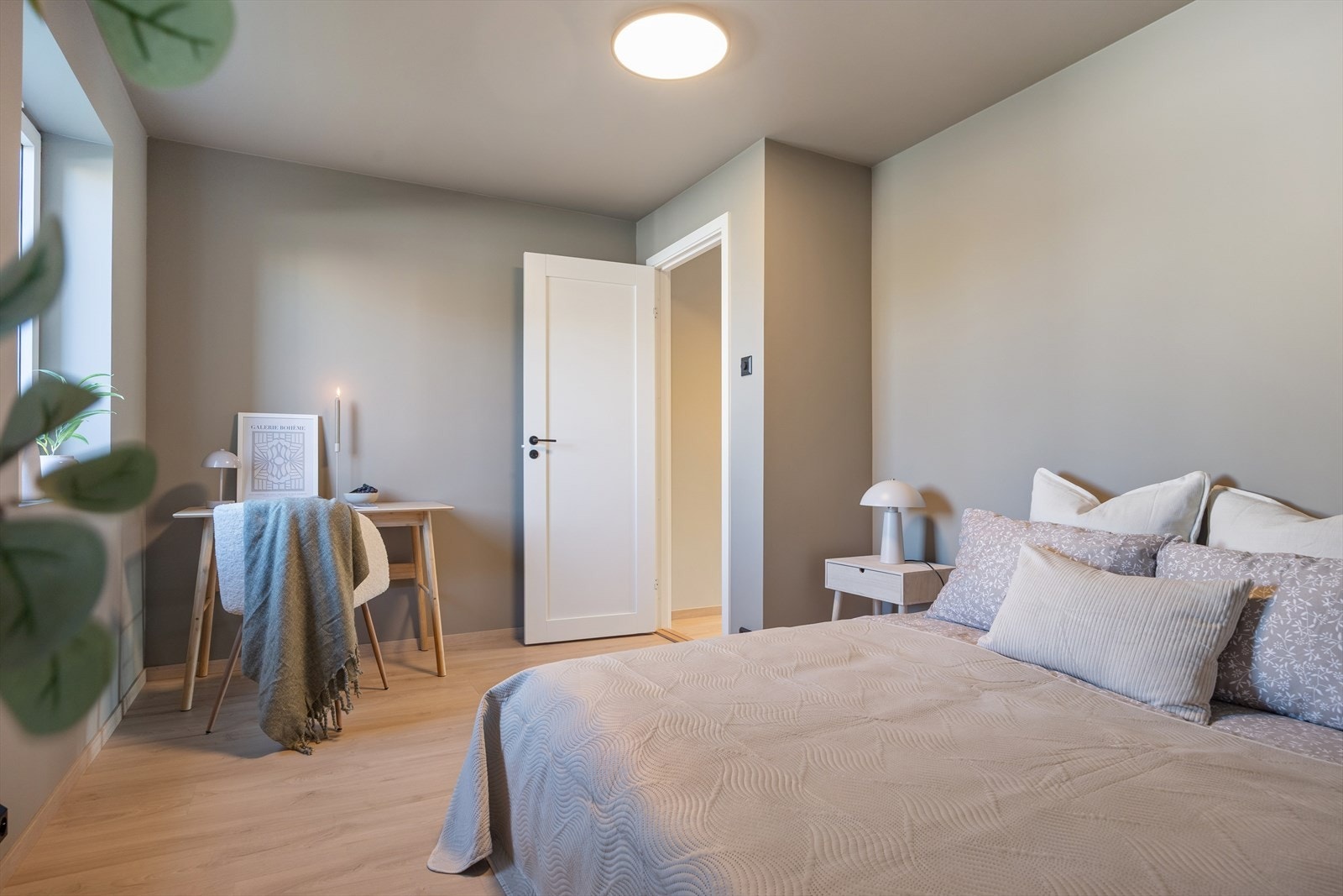 Soverom er svært romslig med god plass til dobbeltseng, garderobe og kontorpult. Galleribilde