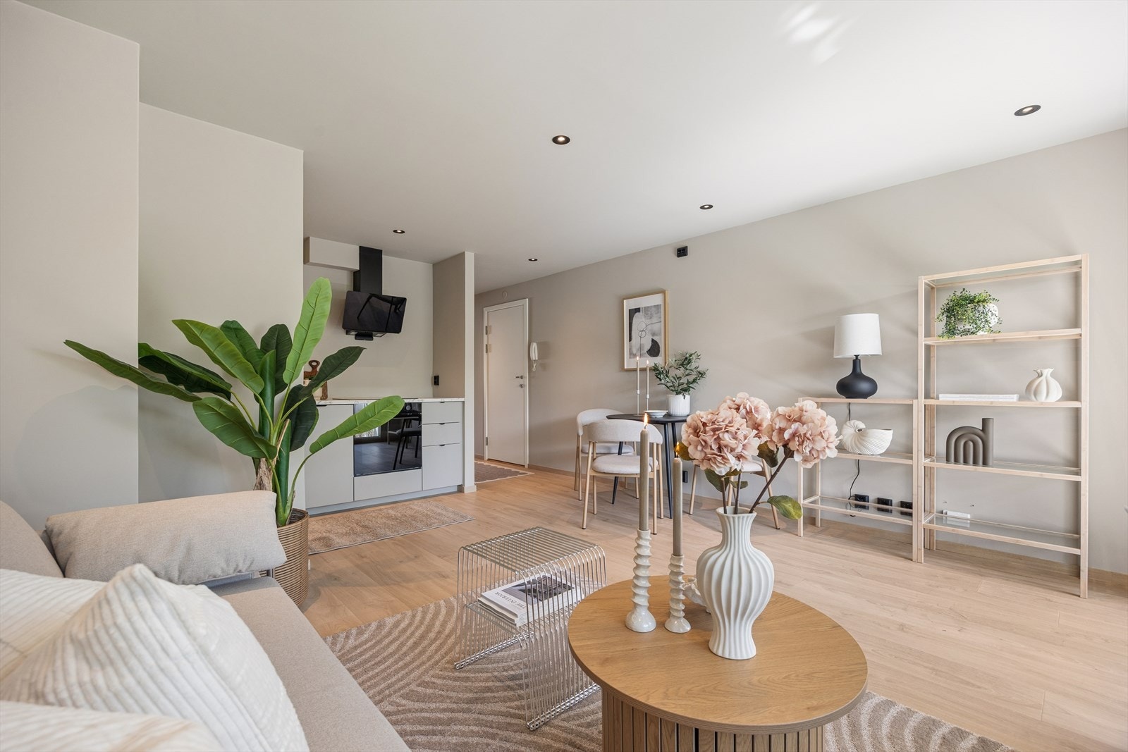 Åpen og lys stue med nye gulv -og veggflater. Utstrakt bruk av downlights og moderne fargevalg på veggene. Galleribilde