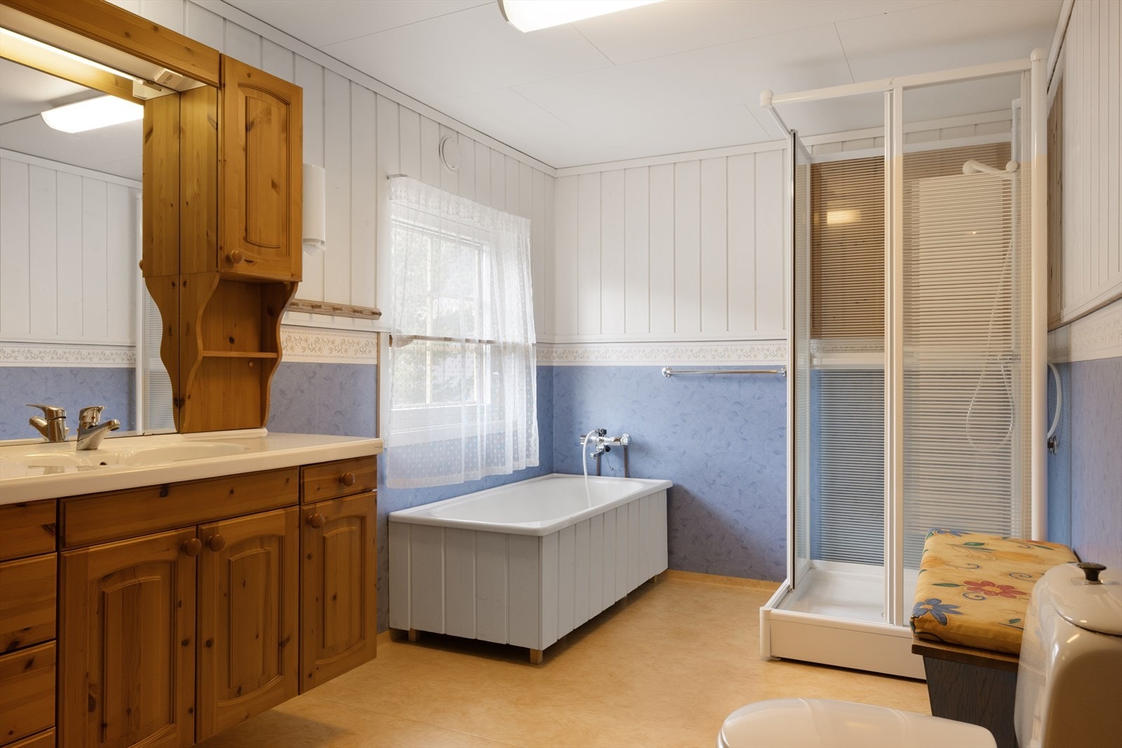 Badet i andre etasje er utstyrt med både badekar og dusjkabinett. Galleribilde