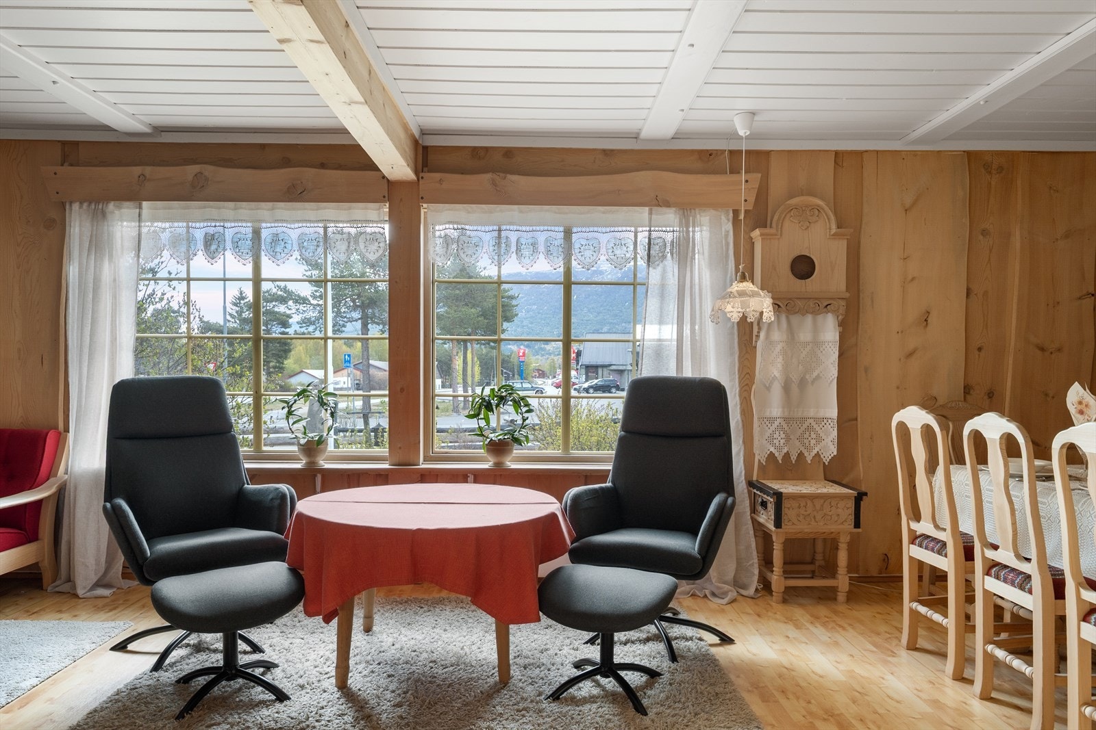 De store vinduene gir godt med dagslys og utsikt mot nærområdet. Galleribilde