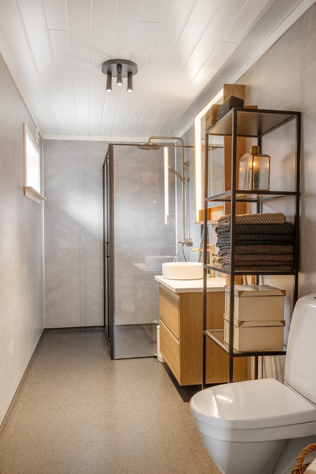 Badet i utleieboligen har en moderne stil. Galleribilde