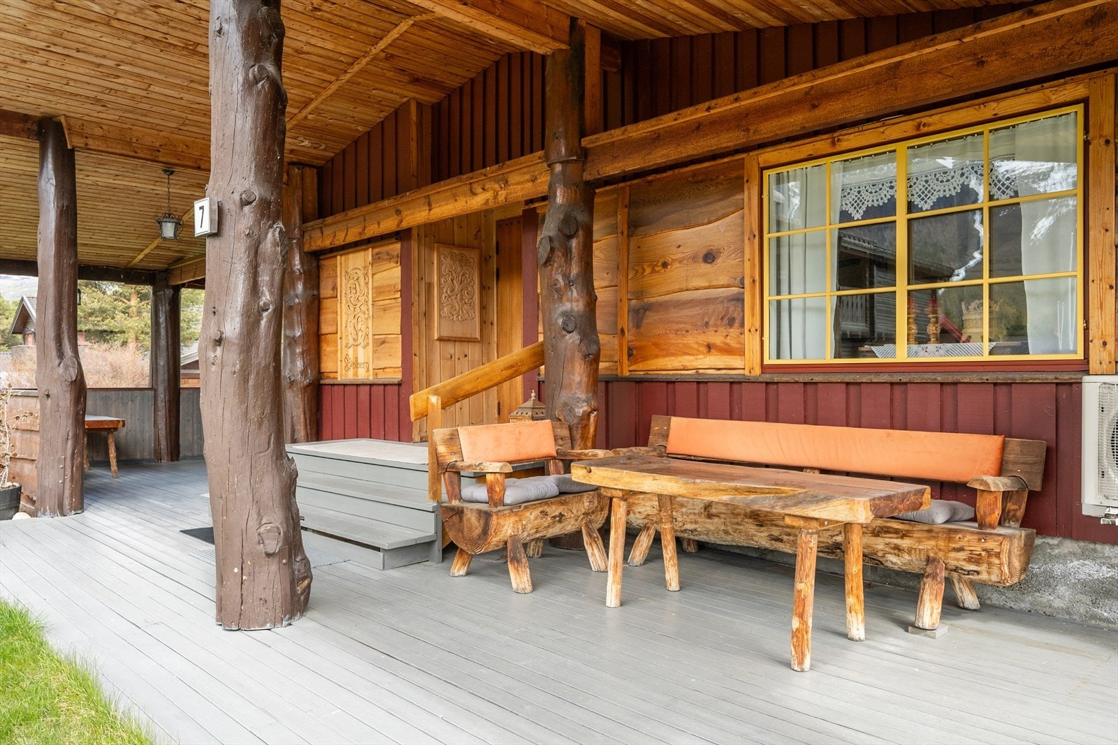 Terrassen har god plass til utemøbler og er et lunt sted å sitte. Galleribilde