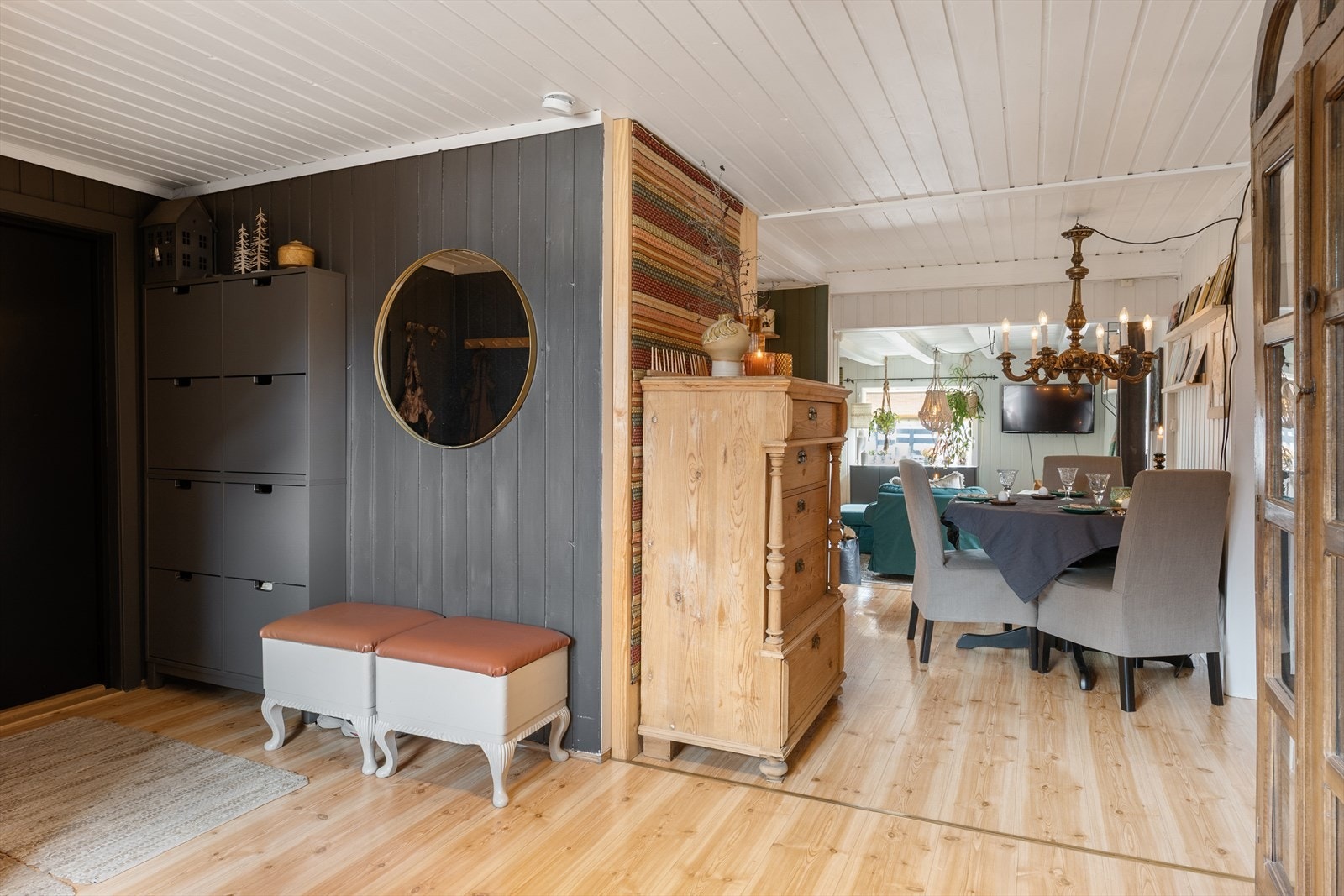 Fra den romslige entreen er det åpen løsning inn mot kjøkken og stue. Galleribilde