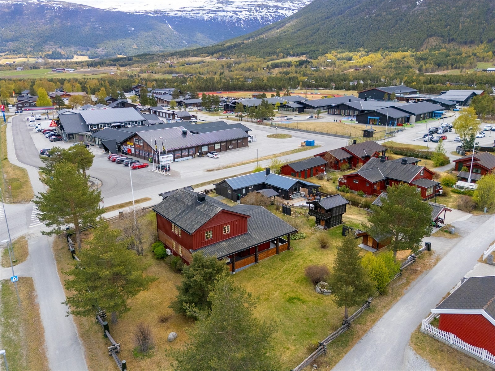 Eiendommen består av to separate boliger, sentralt i Bismo. Galleribilde