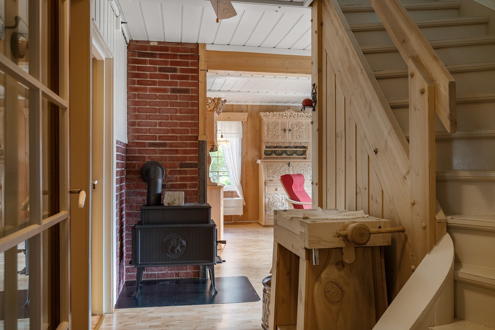 Fra gangen er det trapp opp til andre etasje og gang videre inn i hovedetasjen. Galleribilde