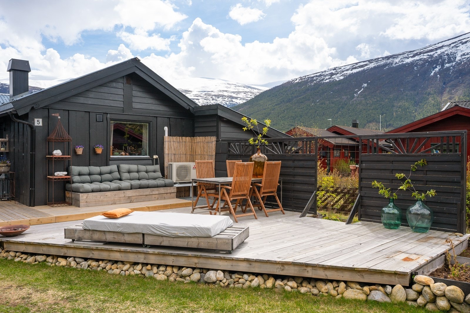 Ålmenningsvegen 5 - Juvsjå - fungerer som en utleiebolig. Her er det godt med uteplass på en romslig terrasse. Galleribilde