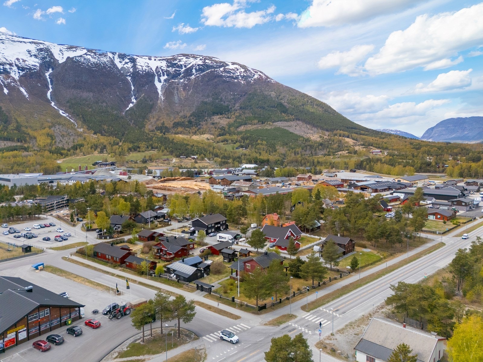 Beliggenheten gir umiddelbar nærhet til servicetilbud og flotte turmuligheter i fjellet. Galleribilde