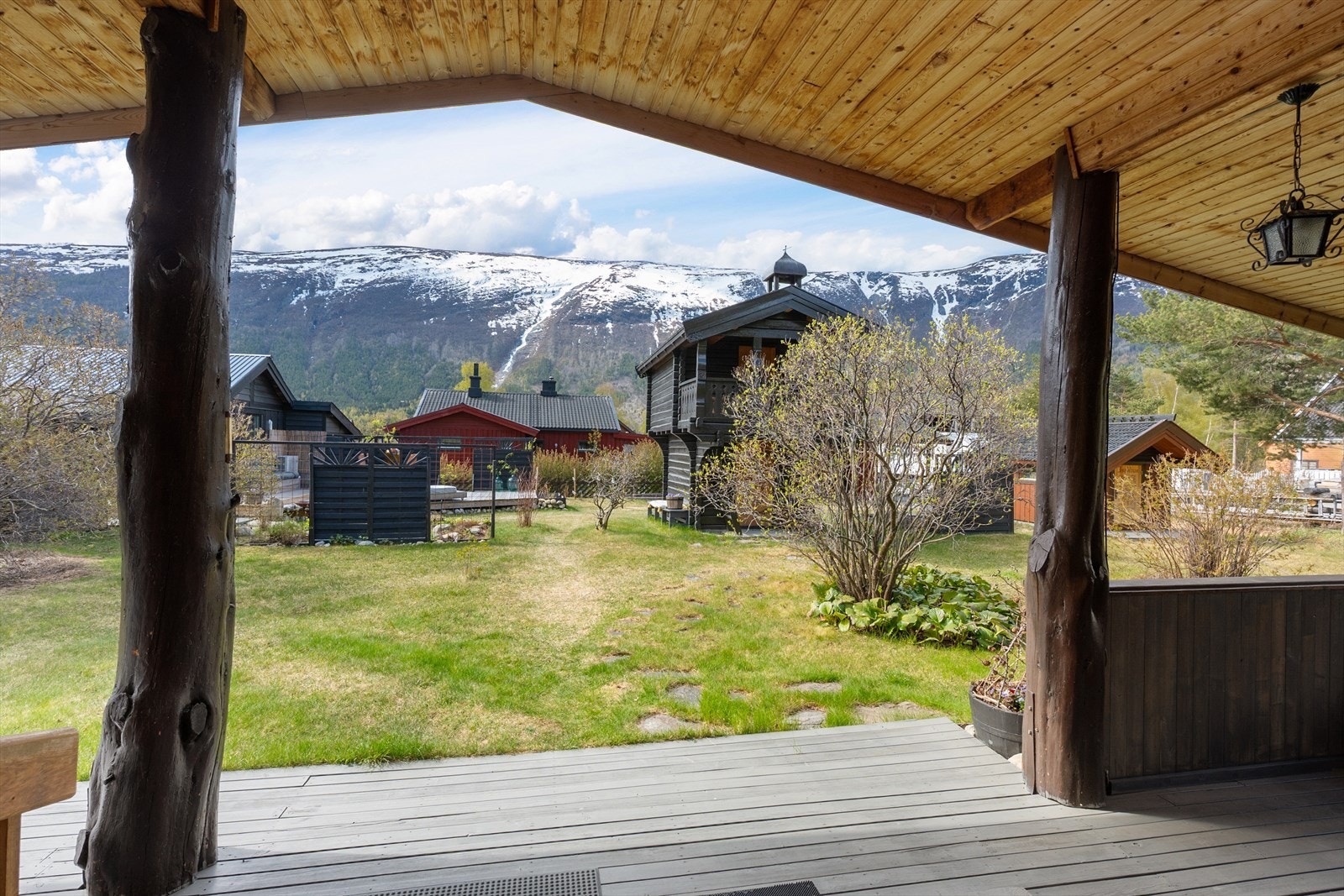Fra den overbygde terrassen ser du ut over hagen og mot fjellene. Galleribilde