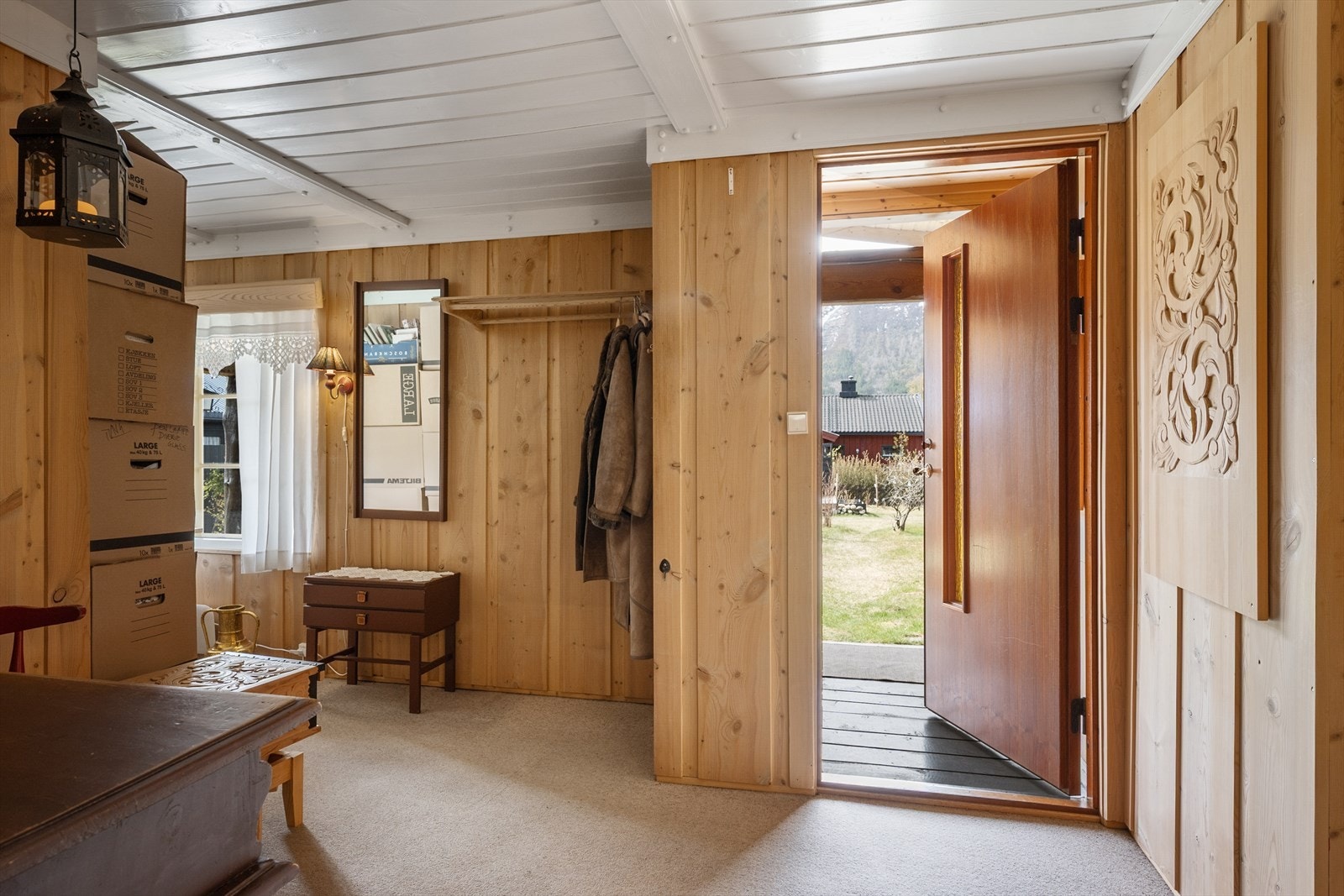 Velkommen inn i Ålmenningsvegen 7! Her kommer man inn i en romslig entré med plass til yttertøy og møblement. Galleribilde