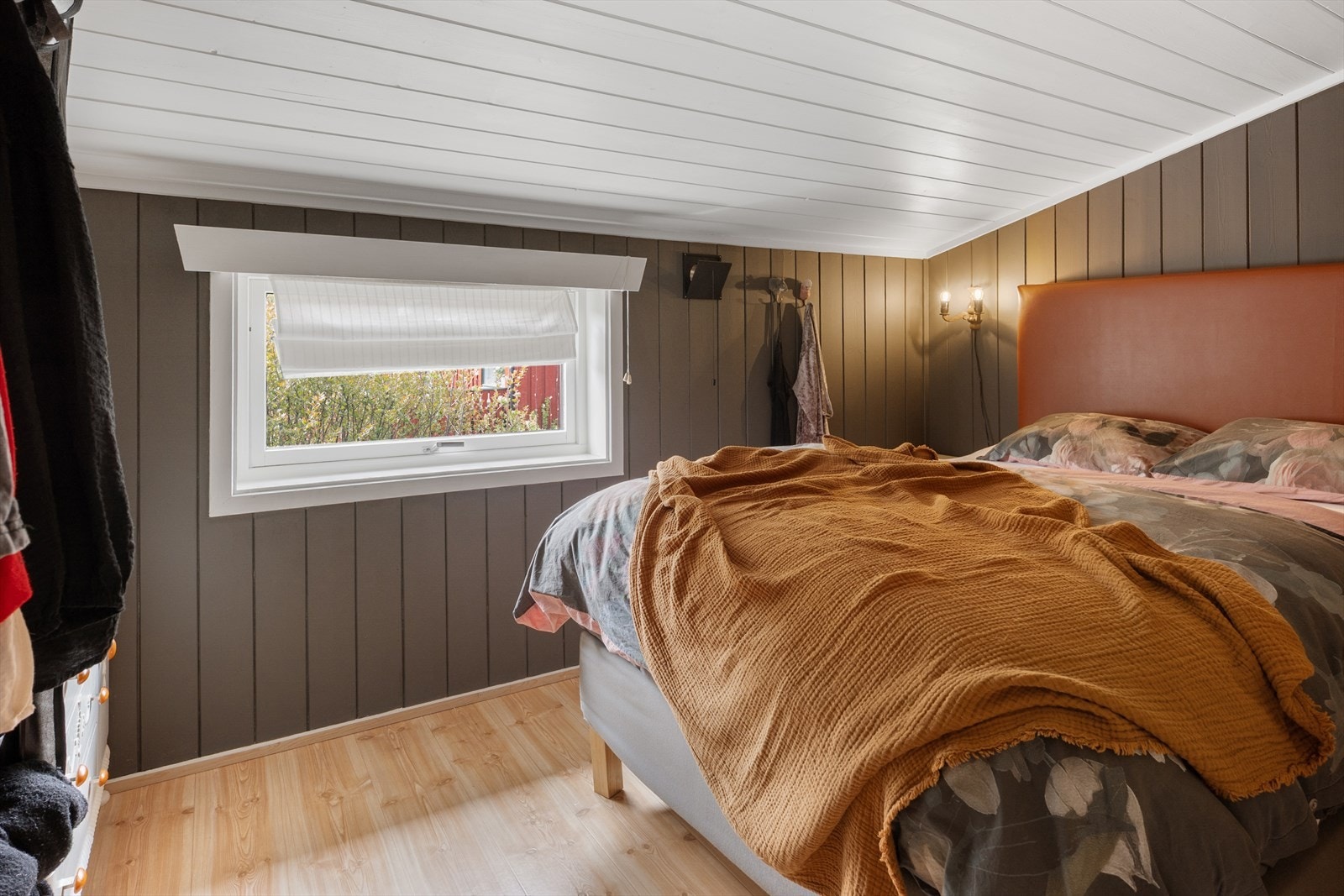 Det ene av to soverom i utleieboligen har en behagelig farge på veggene. Galleribilde