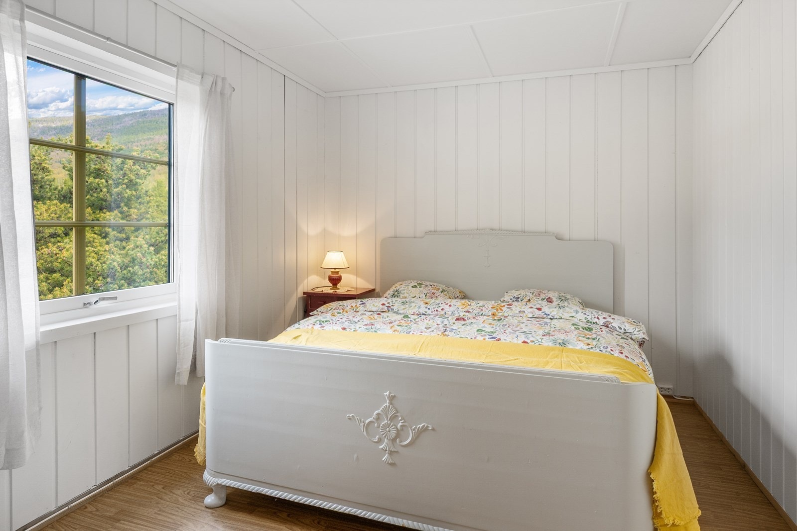 Soverom med lyse overflater og også god plass til seng og oppbevaring. Galleribilde