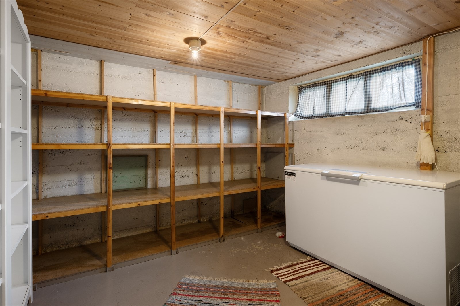 Romslig matbod i kjelleren gir rikelig med oppbevaringsplass. Galleribilde