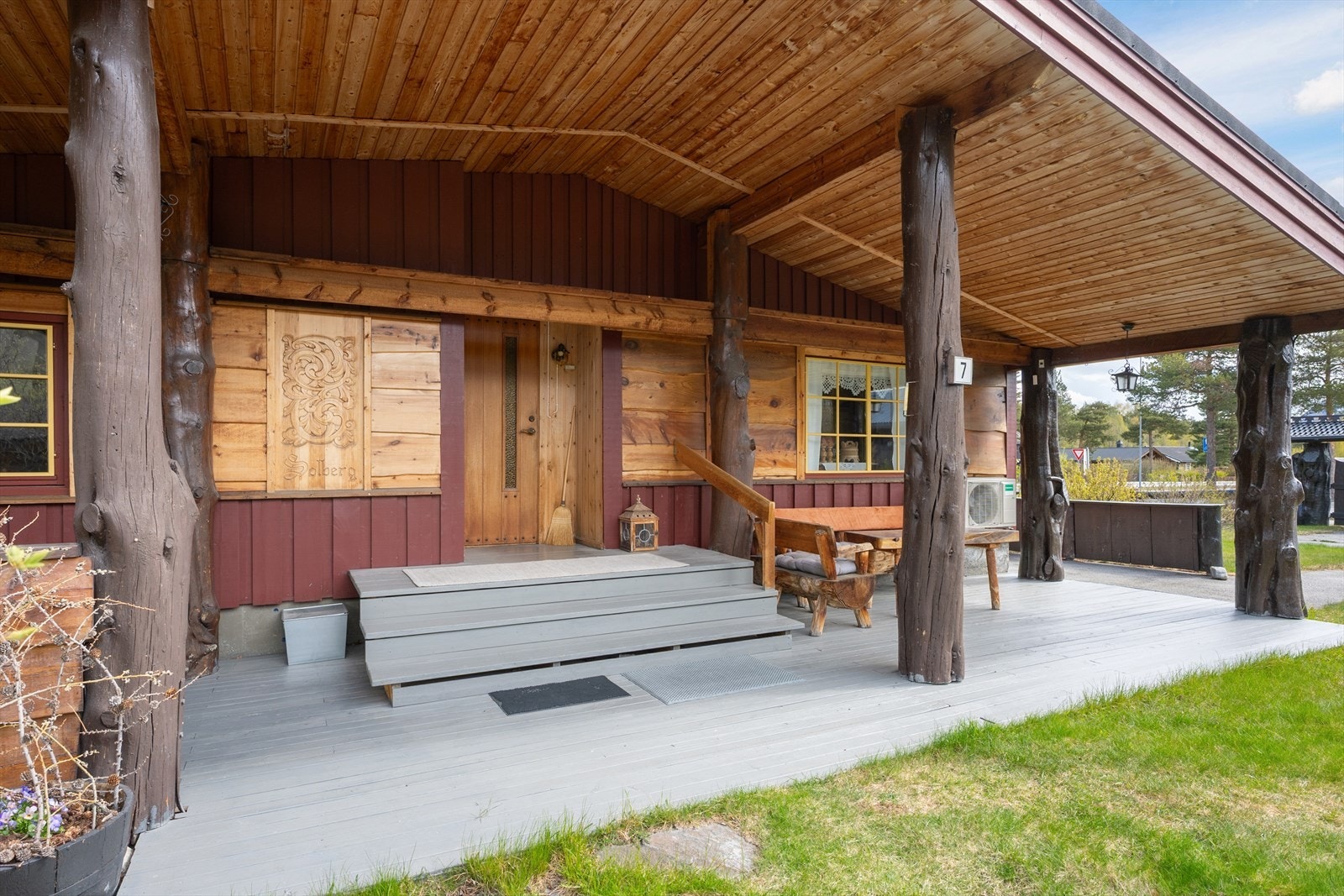 Hovedinngangen til eneboligen i Ålmenningsvegen 7 - Solberg. Galleribilde