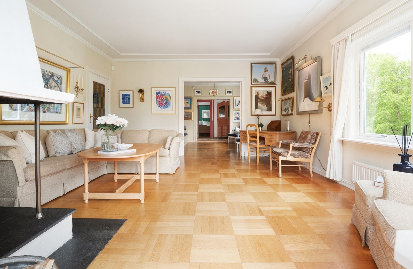 Stuen er av god størrelse med rikelig plass til sofagruppe og øvrig ønsket møblement. Galleribilde
