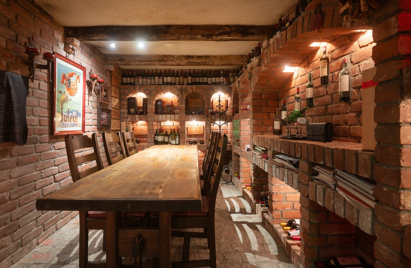 Stemningsfull vinkjeller med plass til stort bord og mange gjester. Galleribilde