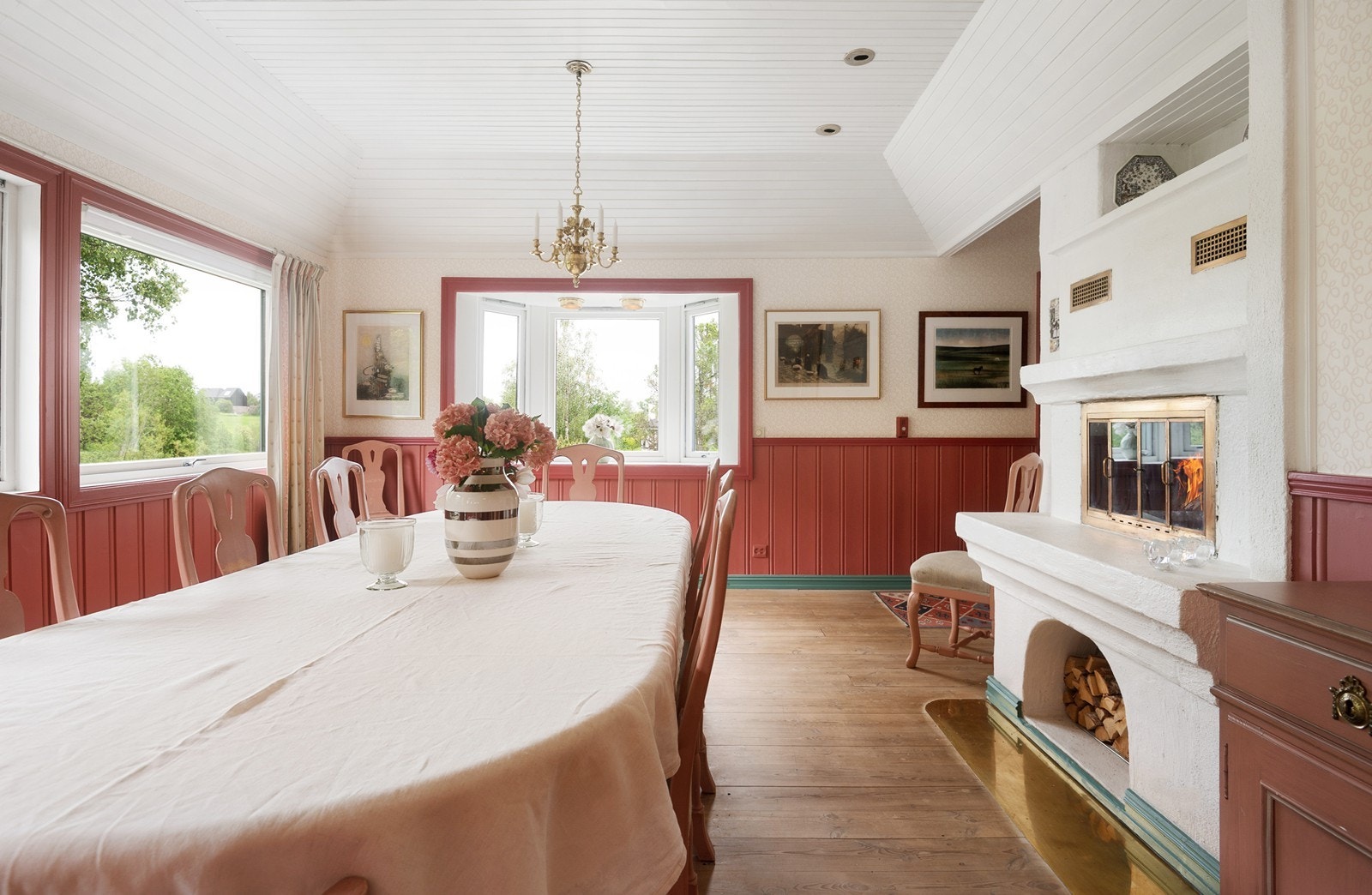 De store vindusflatene gir rommet rikelig med naturlig lysinnslipp. Galleribilde