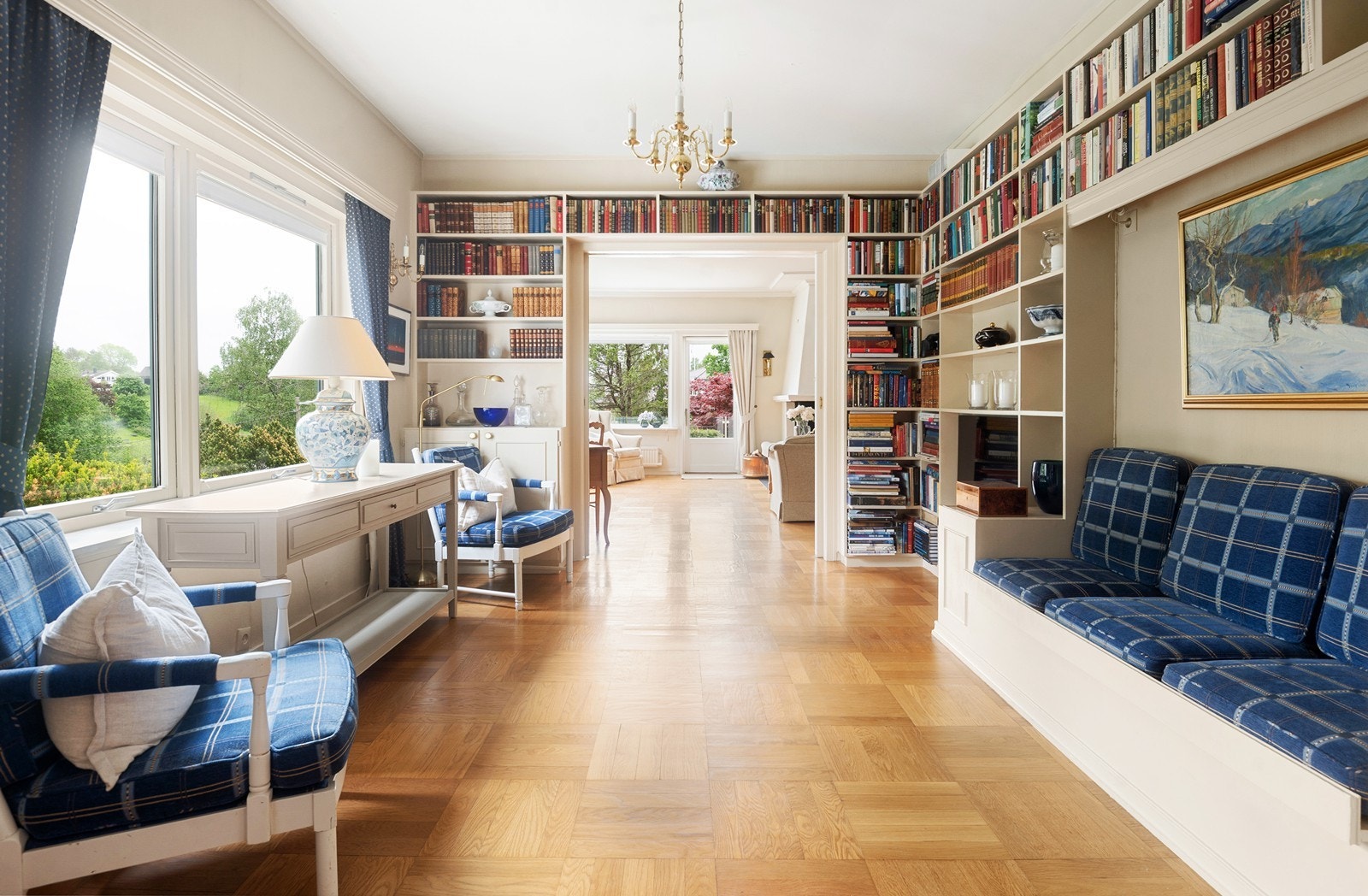 Biblioteket har plassbygde hyller, samt en flott sittegruppe. Galleribilde