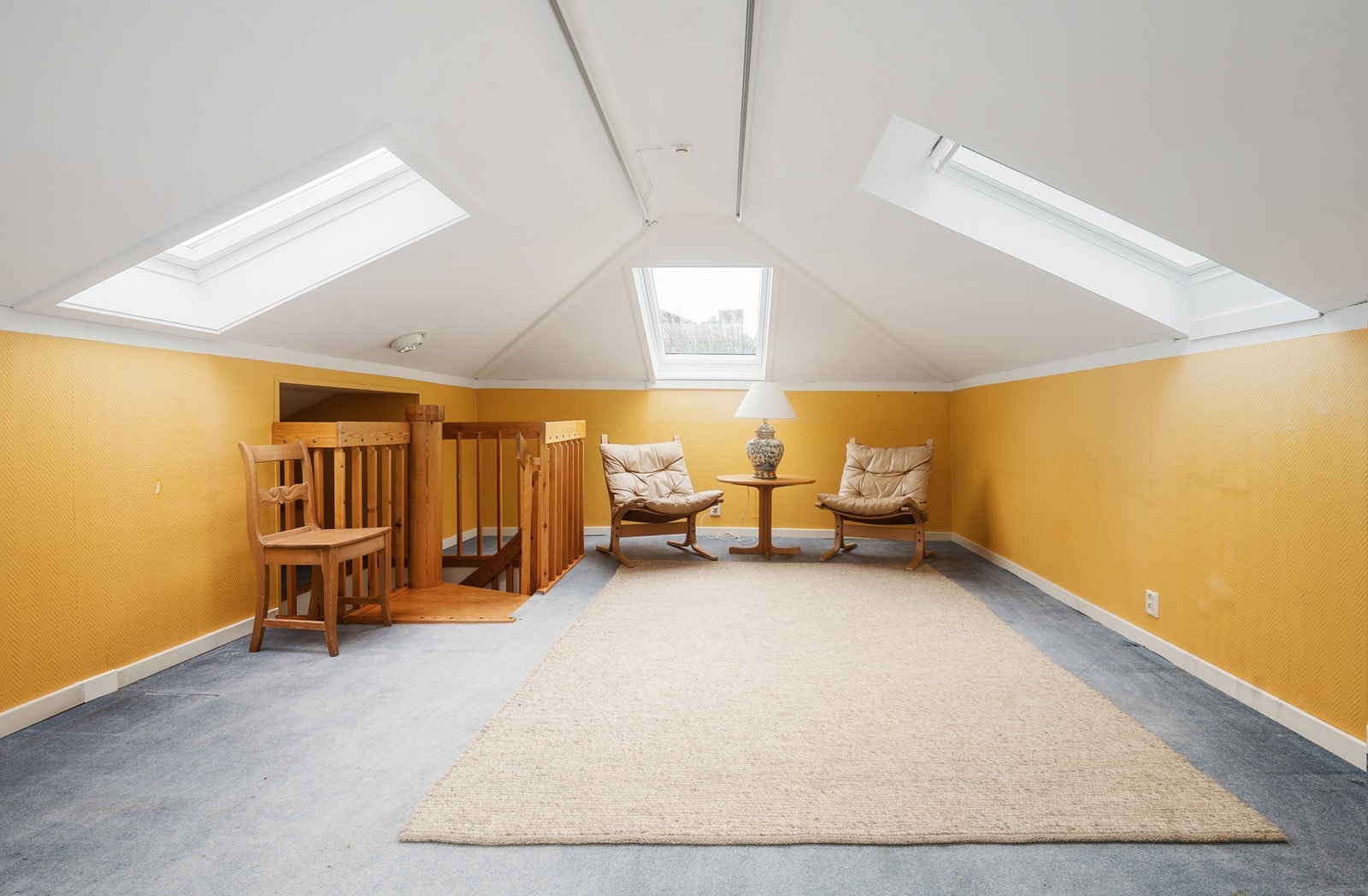 Praktisk loftstue med god plass til oppbevaring eller annen innredning. Galleribilde
