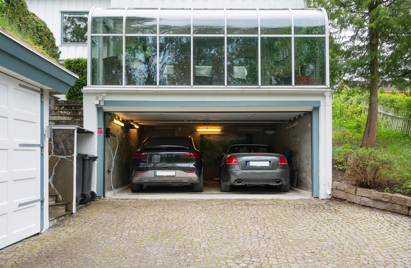 Garasjen har plass til to biler - elbillader. Elektrisk portåpner. Galleribilde