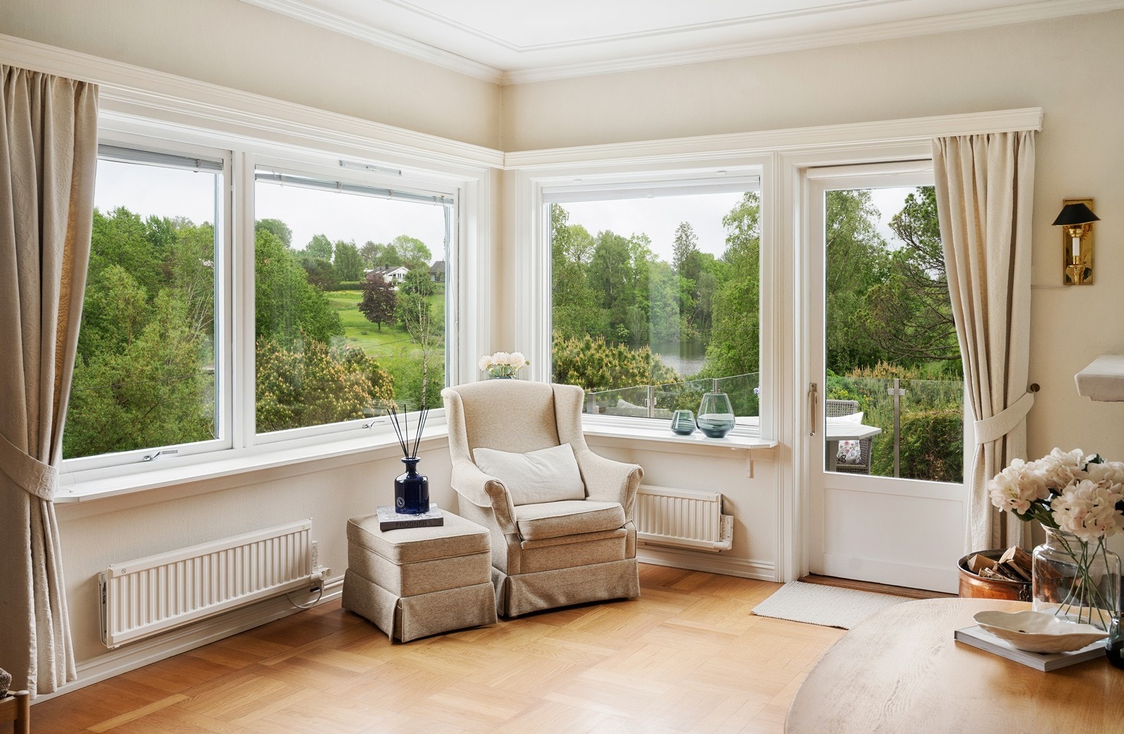 Fra stuen er det direkte utgang til en herlig terrasse på 34 m² med svært gode solforhold. Galleribilde