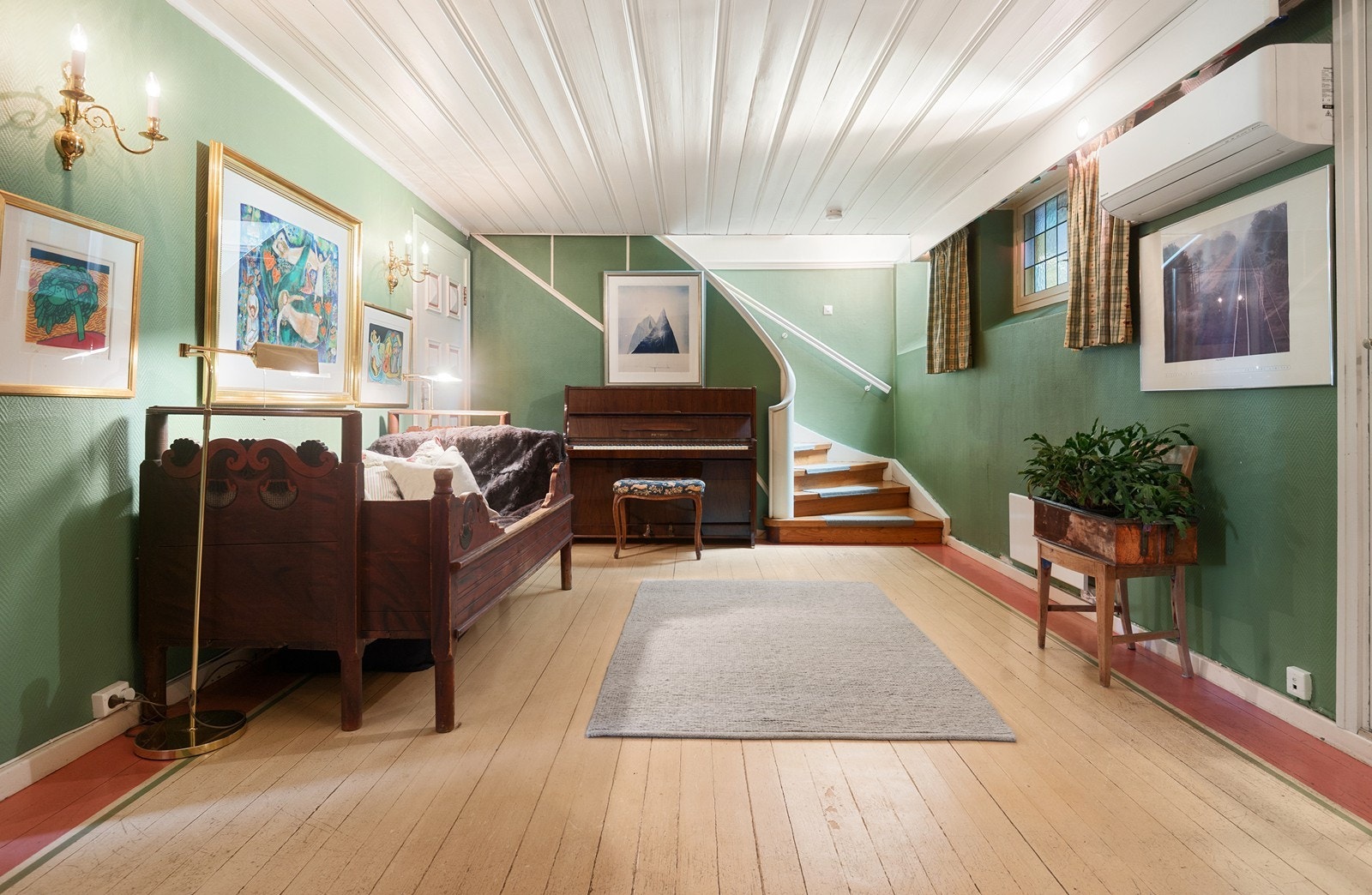 Stor hall, med tilknytning til både hobbyrom og peisestue. Galleribilde