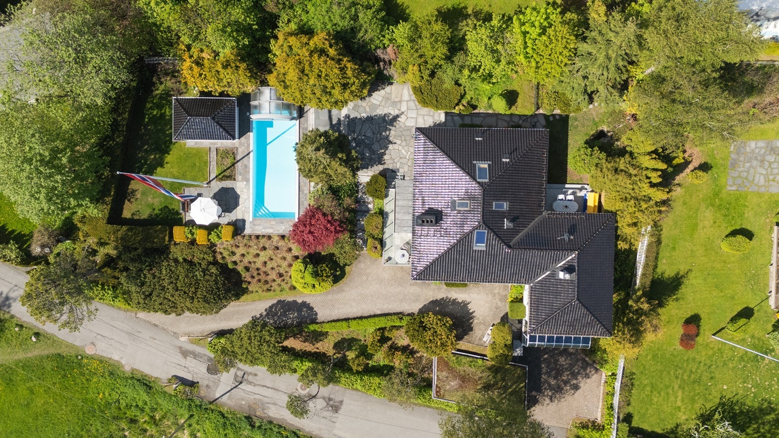 Dronebilde med oversikt ovenfra huset. Galleribilde
