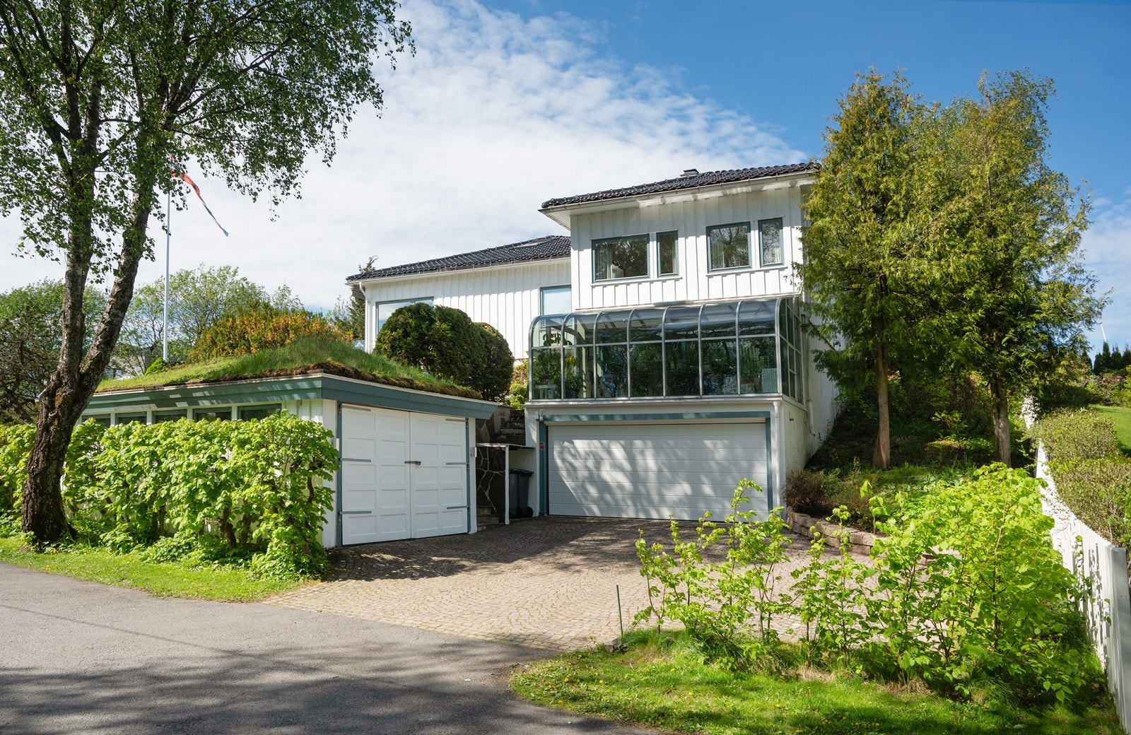 Praktisk dobbel garasje. Det er opplegg for lading av elbil og elektrisk portåpner. Gamle garasjen brukes til oppbevaring. Galleribilde