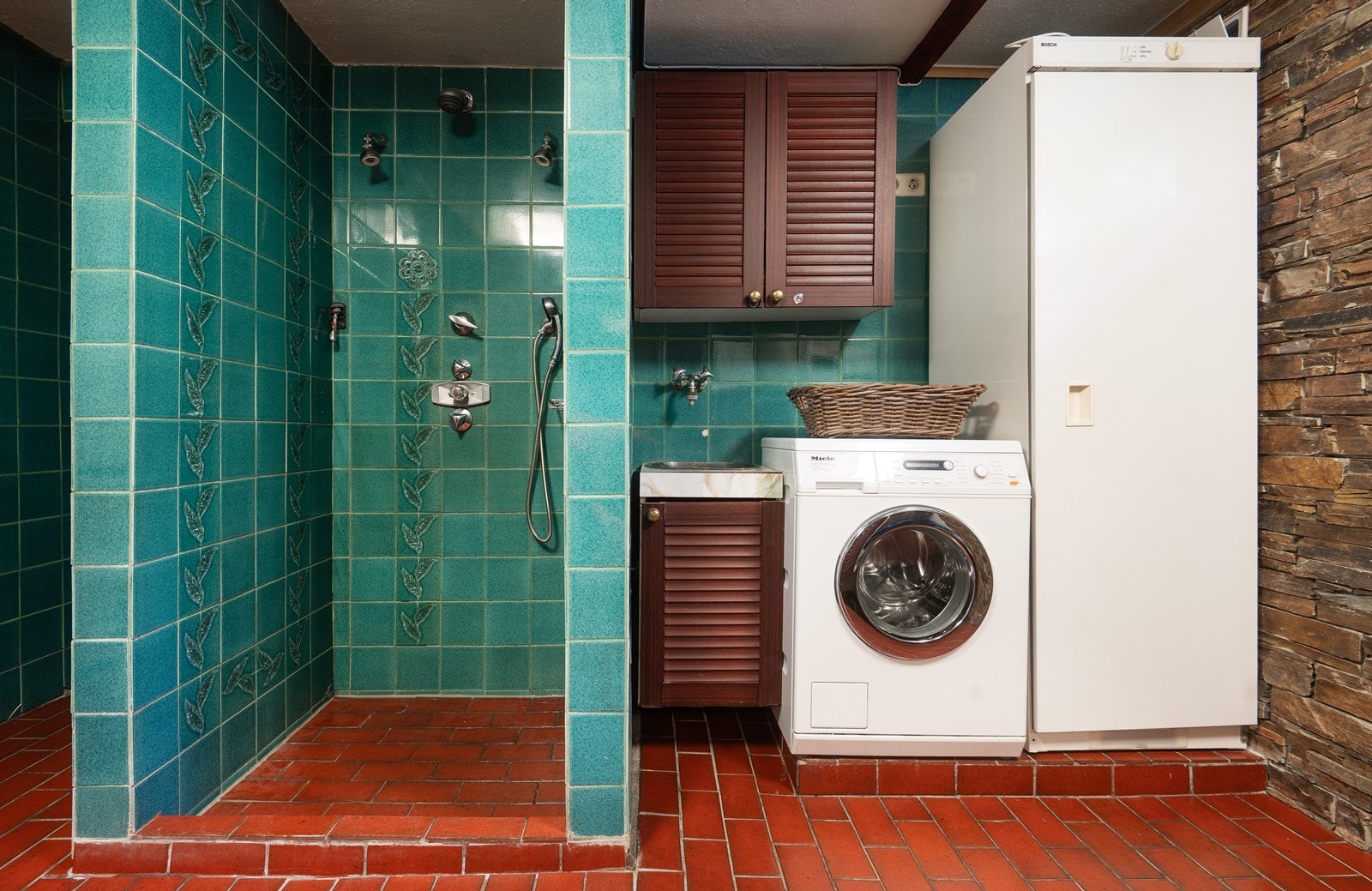 Det et plass til vaskemaskin og tørkeskap. Galleribilde