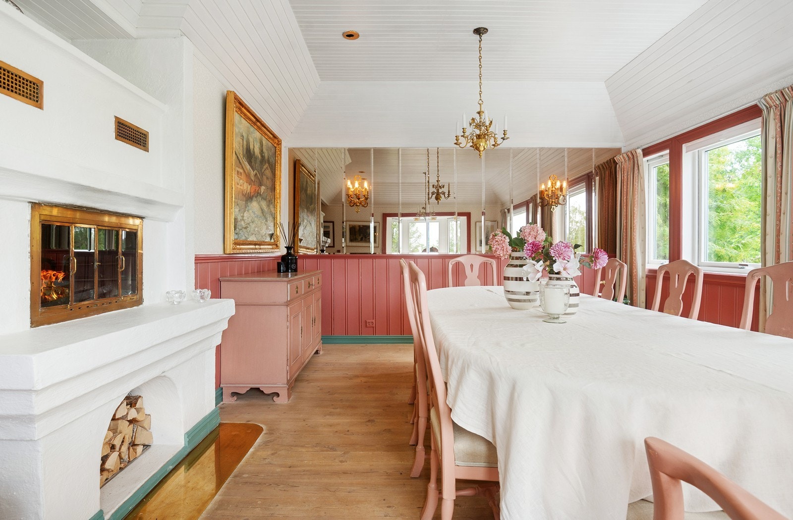 Rommet har god plass til en stor spisegruppe - perfekt for middagsselskaper. Galleribilde
