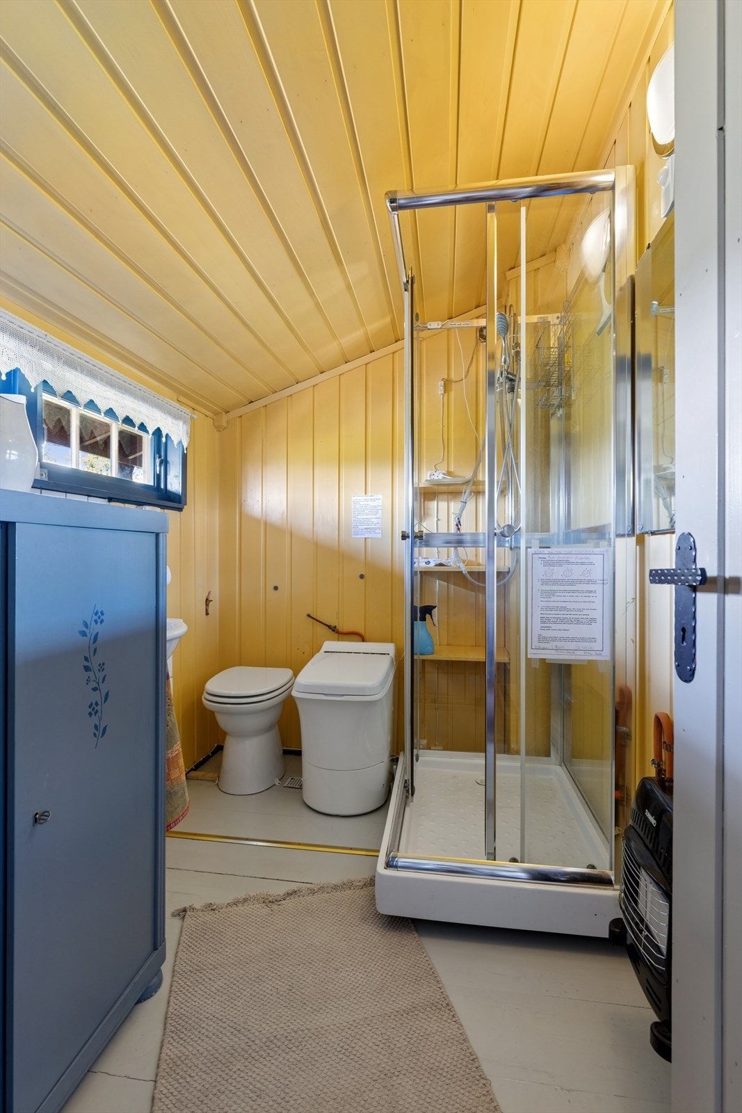 Rommet for do og dusj er innredet med servant, urinal, forbrenningsdo (gass) og dusjkabinett. Det er gassovn for oppvarming. Rommet var opprinnelig en bod ved inngangspartiet og er omgjort til do/dusj uten at bruksendringen er omsøkt. Galleribilde