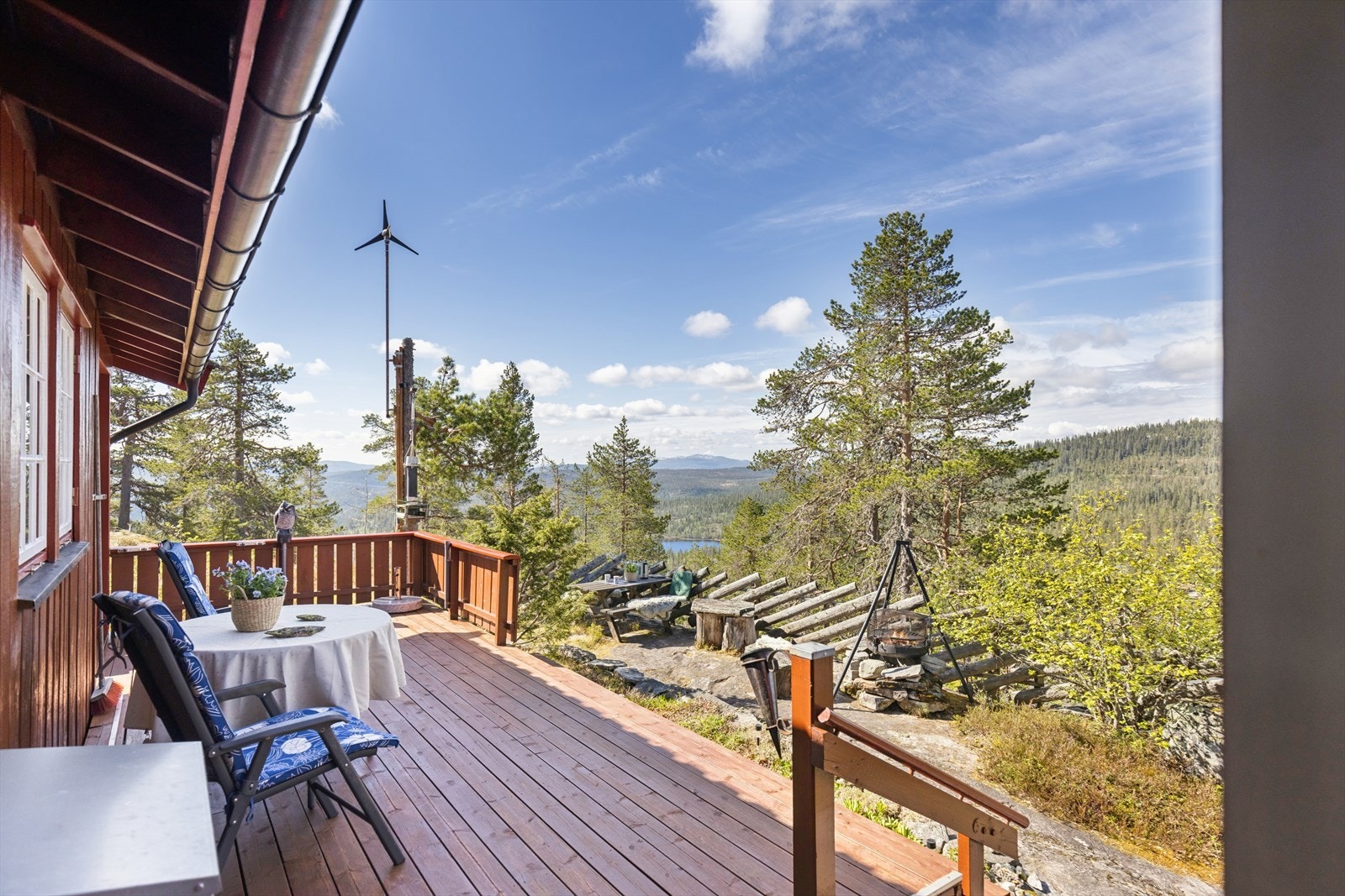 Fra terrassen på 31 m² er det en fin utsikt over fjellheimen. Galleribilde