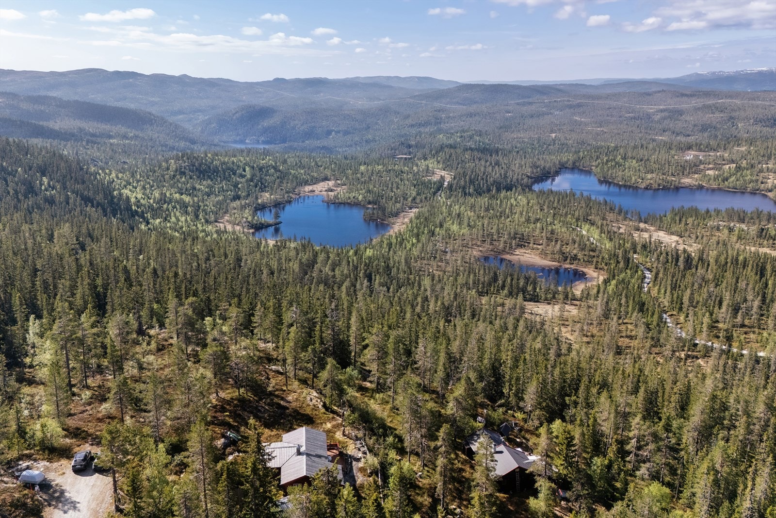 Eiendommen ligger idyllisk til i Trillemarka, med umiddelbar nærhet til helårs turterreng. Galleribilde