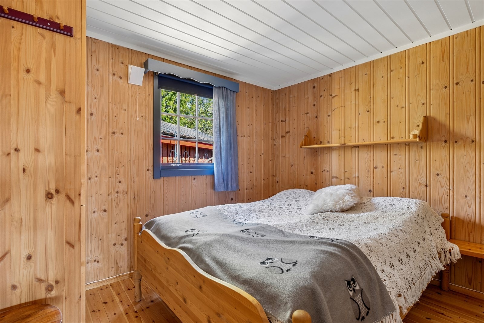 Hytta har tre soverom. Dette rommet har plass til dobbeltseng. Galleribilde