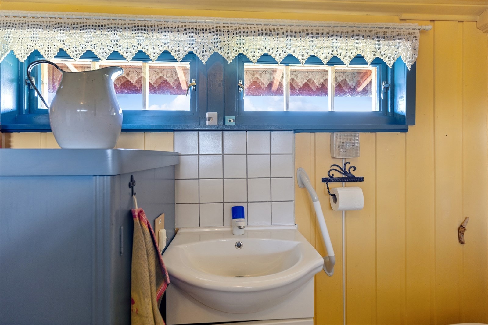 Rommet er ikke bygget som våtrom og har ikke membraner, sluk eller innlagt vann. Det må utvises forsiktighet ved bruk av dusj. Galleribilde