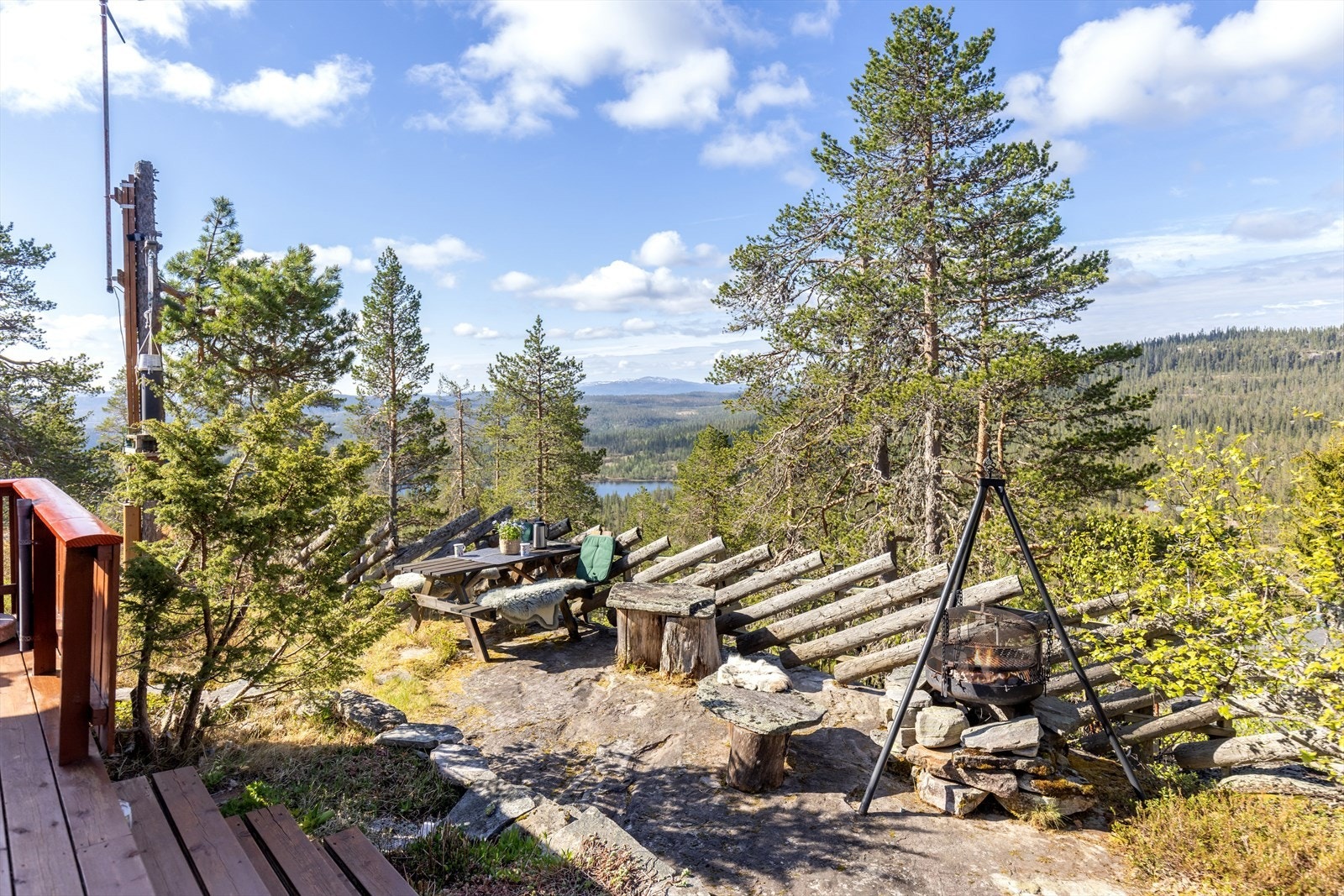 Foran hytta mot sør/vest ligger det et unikt flatt fjellparti som egner seg godt til sitteplasser og en bålplass. Her kan man virkelig trives. Galleribilde