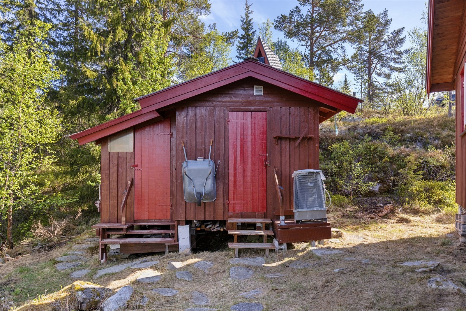 Et frittstående uthus på 14 m² gir rikelig med lagringsplass. Uthuset er påbygget og tilbygget er ikke byggesøkt. Galleribilde