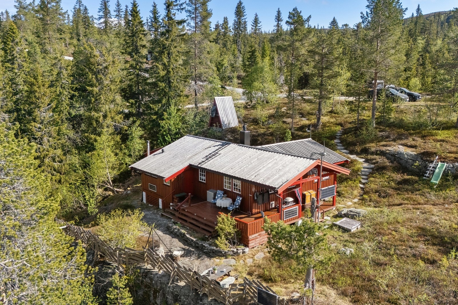 Dette er en sjarmerende familiehytte med praktisk og god planløsning. Galleribilde
