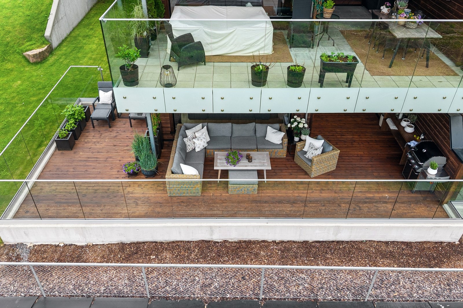 Stor terrasse med overbygget del - her er det plass til flere soner Galleribilde