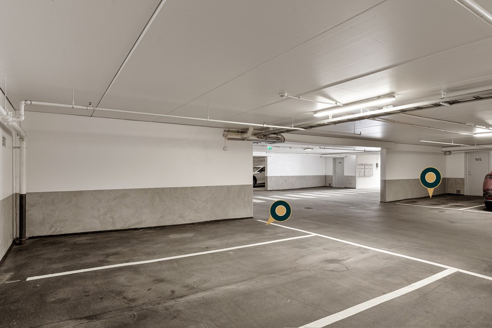 Det medfølger 2 garasjeplasser - hvorav en med lader. To eksterne boder medfølger i tillegg. Galleribilde