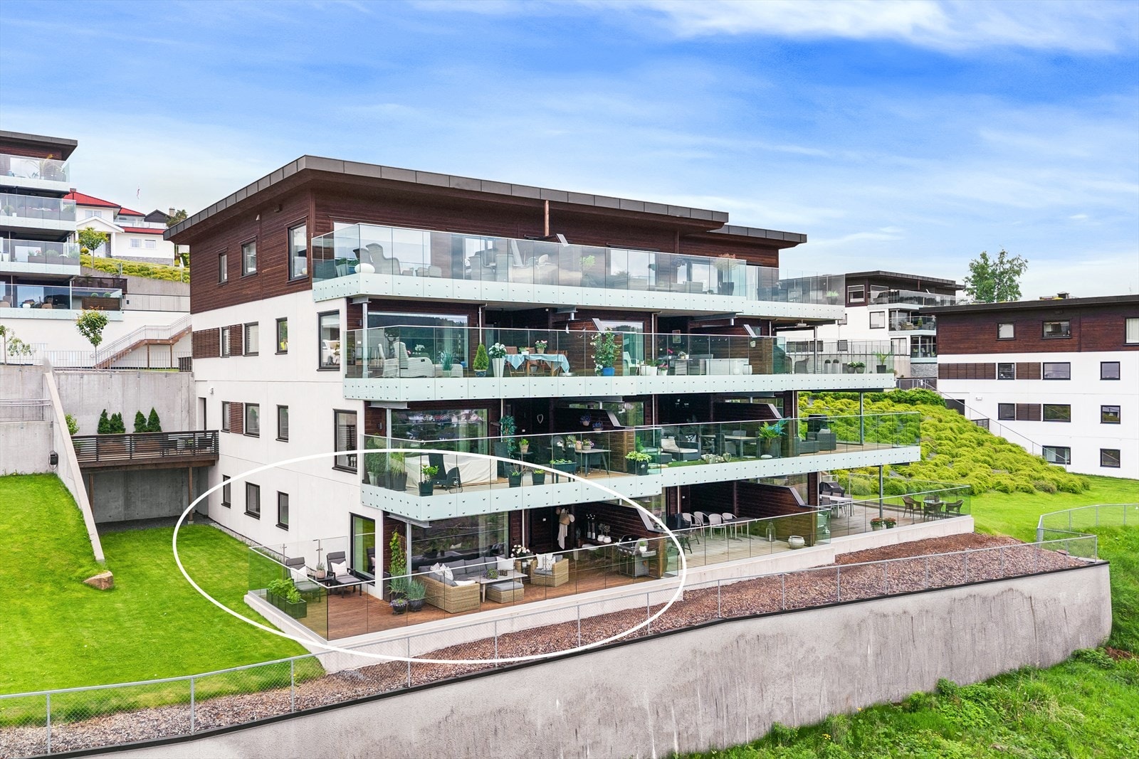Topp moderne bolig i et populært nabolag bestående av eneboliger og leiligheter. Her er det god variasjon med barnefamilier og voksne. Galleribilde