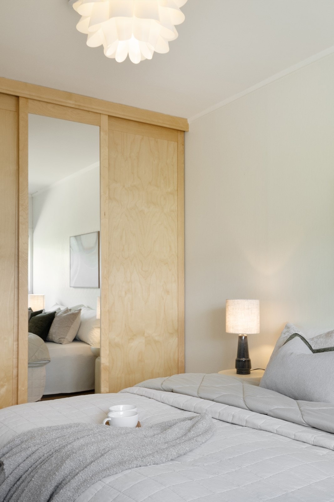 Her er det også en stor skyvedørsgarderobe som gir svært gode oppbevaringsmuligheter. Galleribilde