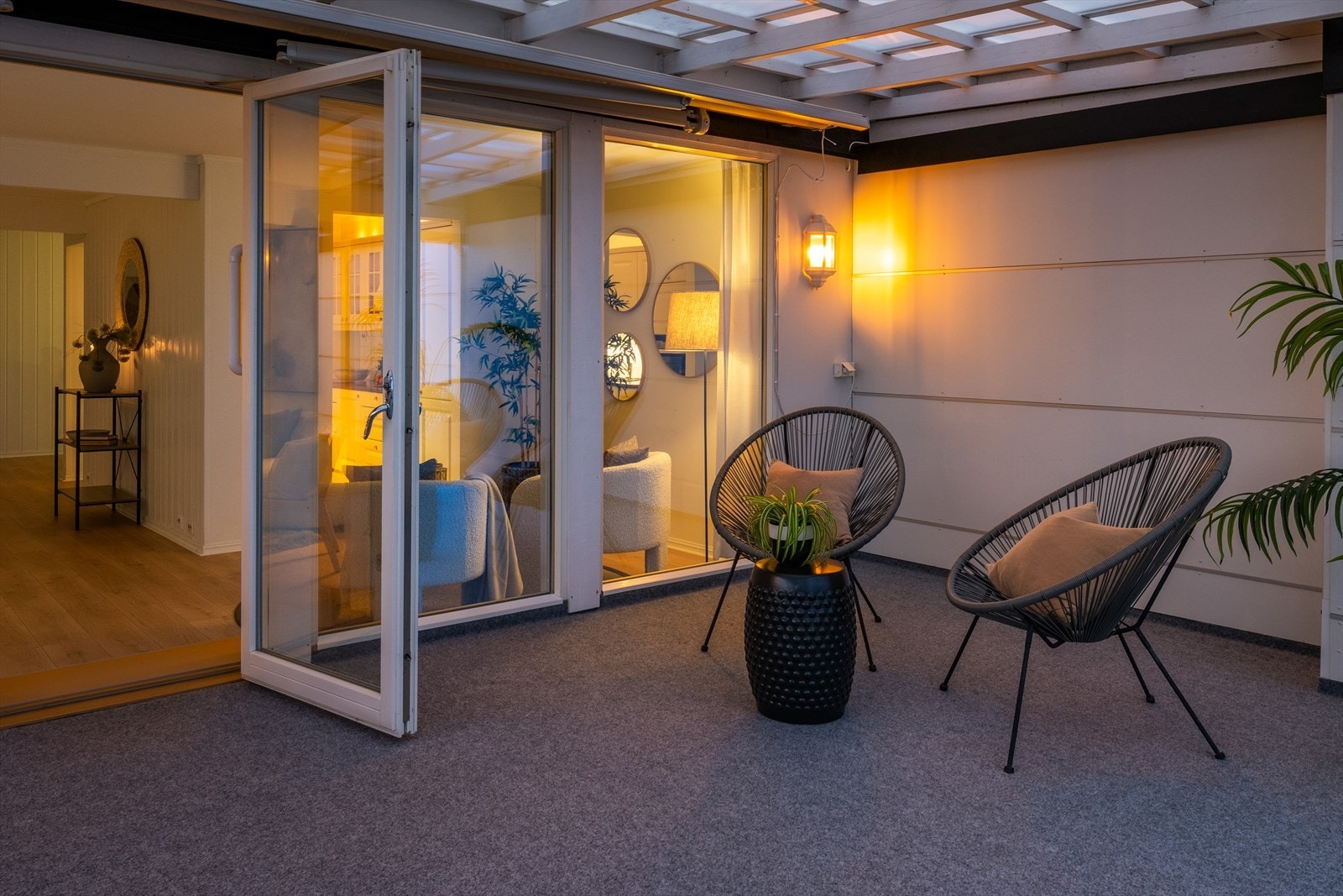 Den innglassede delen gir et lunt og skjermet uterom, mens den åpne delen inviterer til avslappende dager i solen. Galleribilde